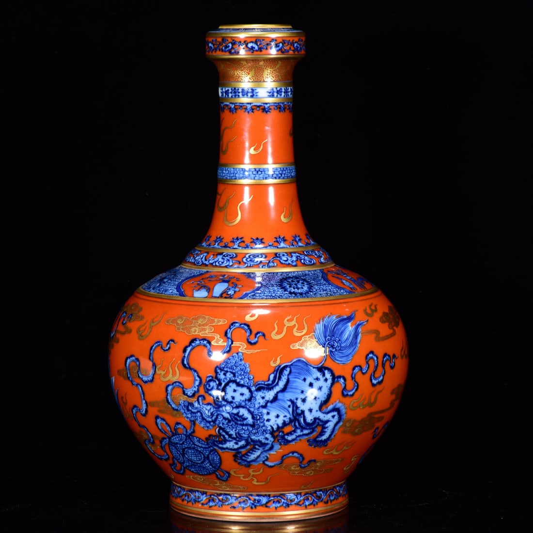 An Exquisite Blue and White Red Glaze Painted Gold Lion Pattern Vase: An Exquisite Blue and White Red Glaze Painted Gold Lion Pattern Vase,Qing Dynasty,China,with Qianlong Six-character Mark,Size:12.2inx7.5in,青花红釉描金狮ń