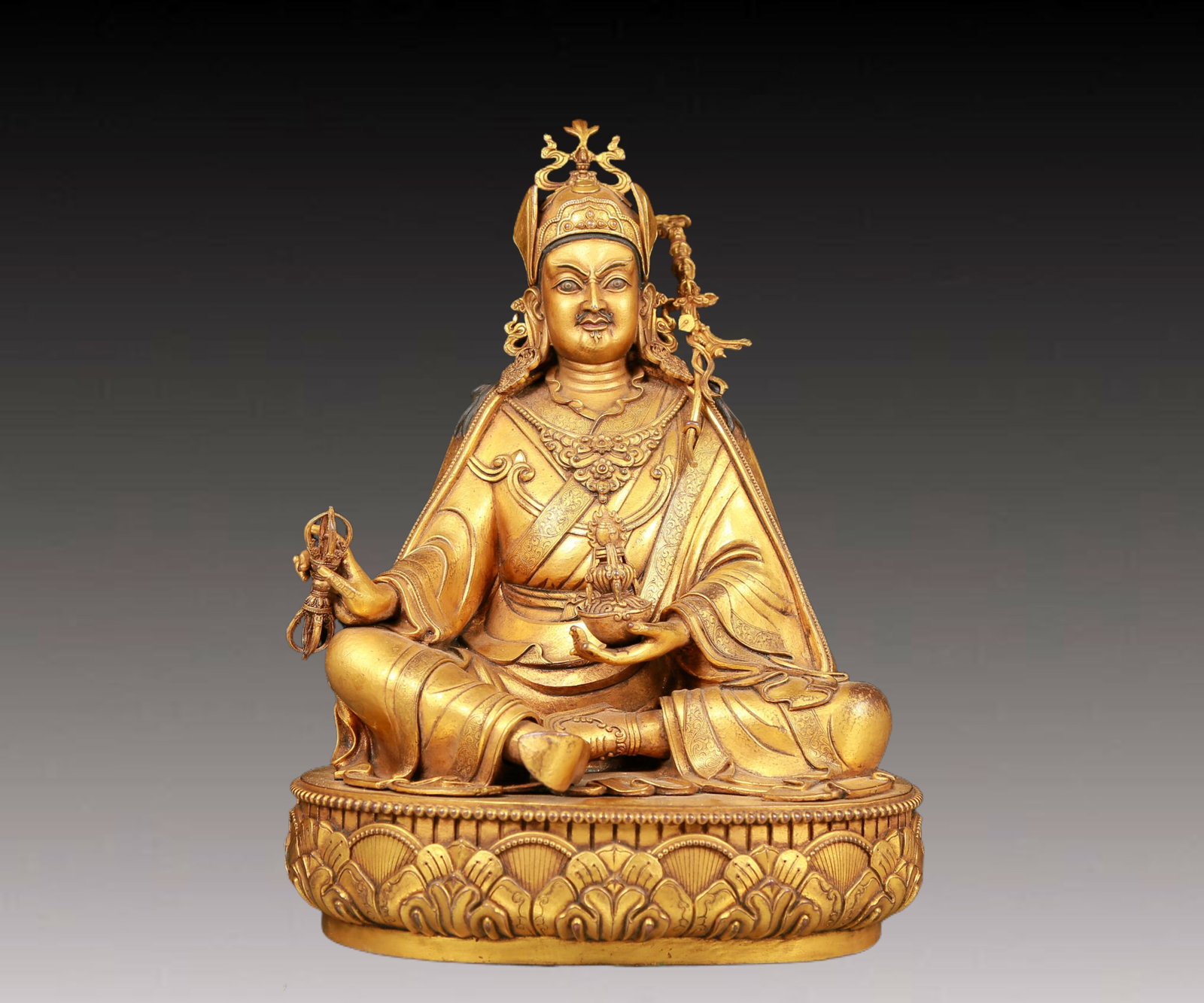 A solemn gilt bronze statue of Padmasambhava: A solemn gilt bronze statue of Padmasambhava,Qianlong seven-character mark,Ming Dynasty,China. Padmasambhava sits on the lotus throne,A solemn and A solemn,withA solemn expression,exuding a sacred