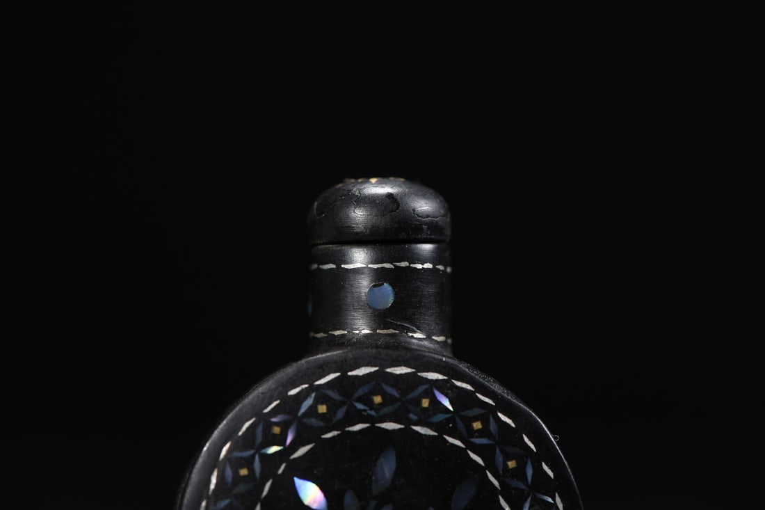 An Exquisite Lacquered Flower Pattern Snuff Bottle - 2