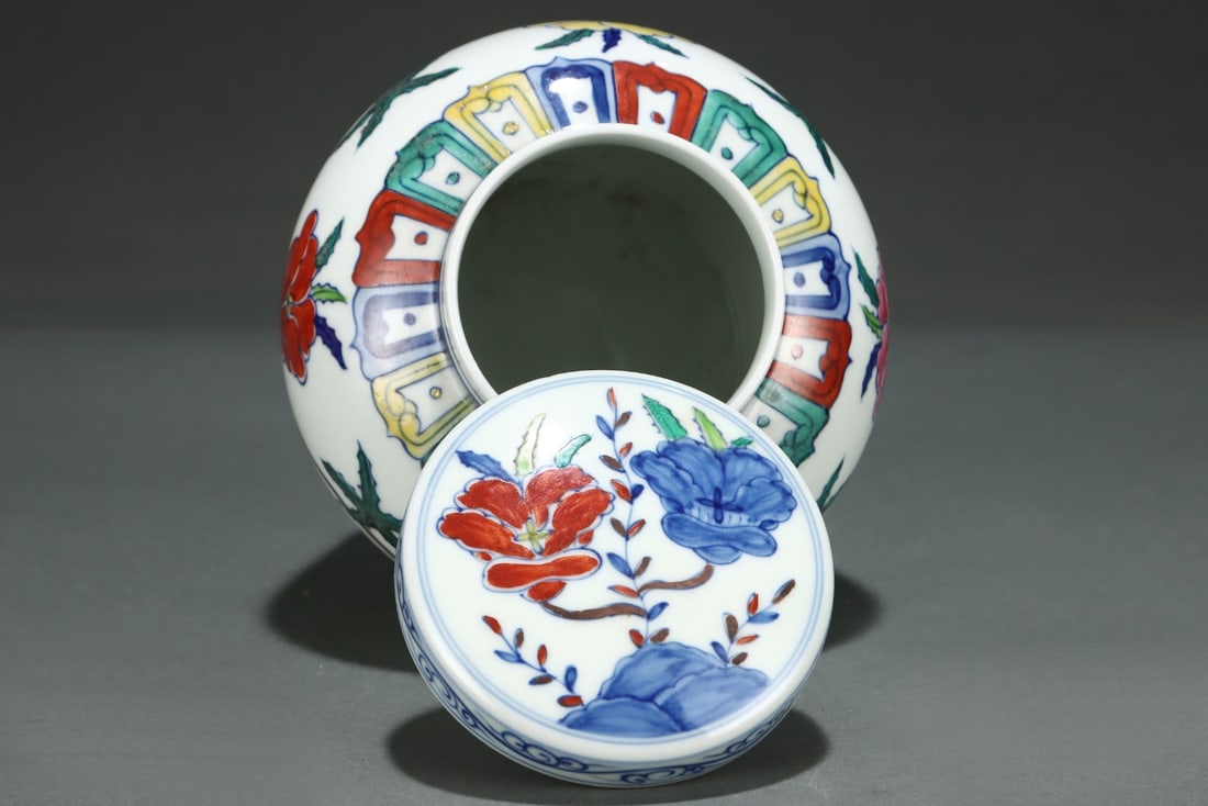 An Exquisite Doucai Lotus Pattern Jar - 7