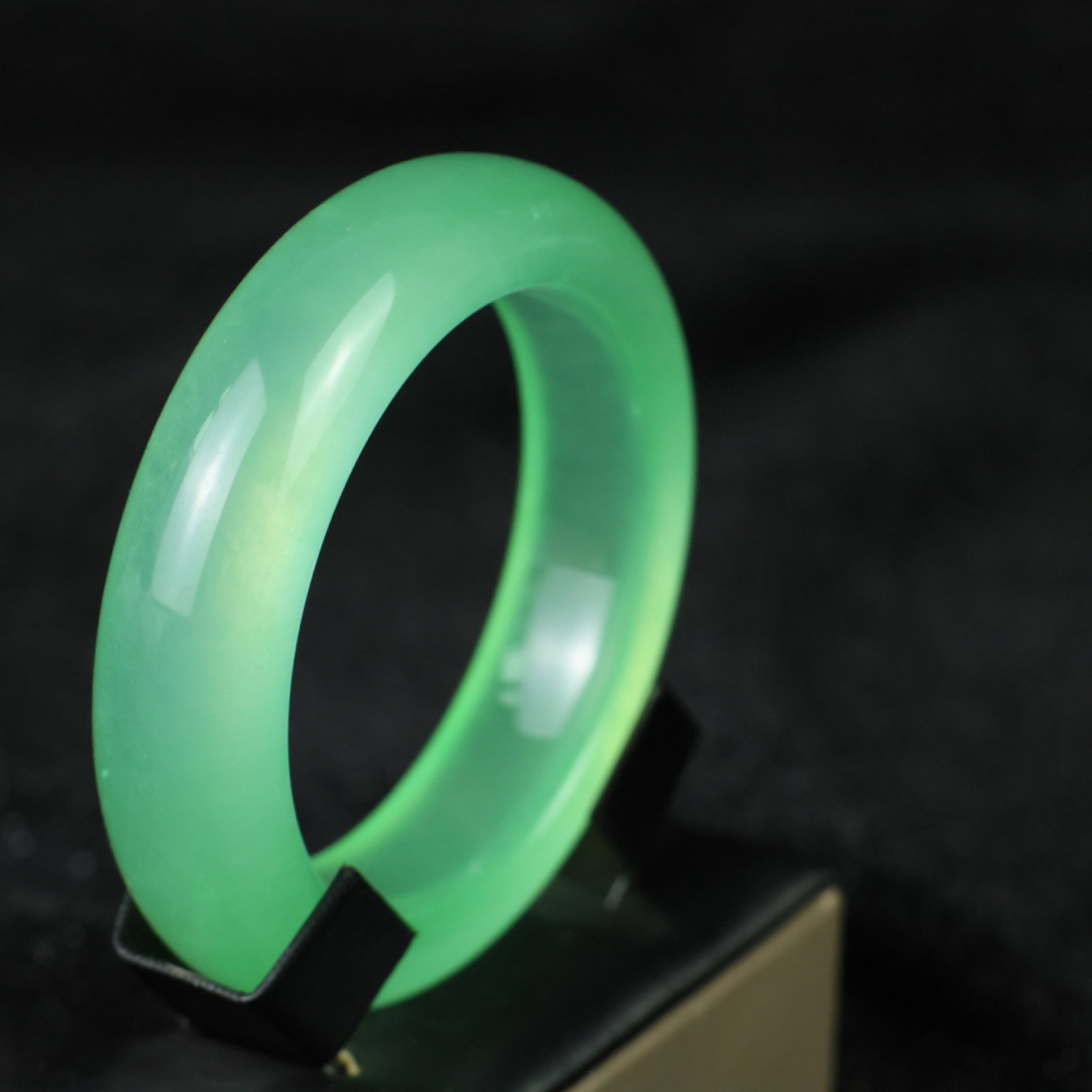 An Exquisite Jadeite Bracelets - 2