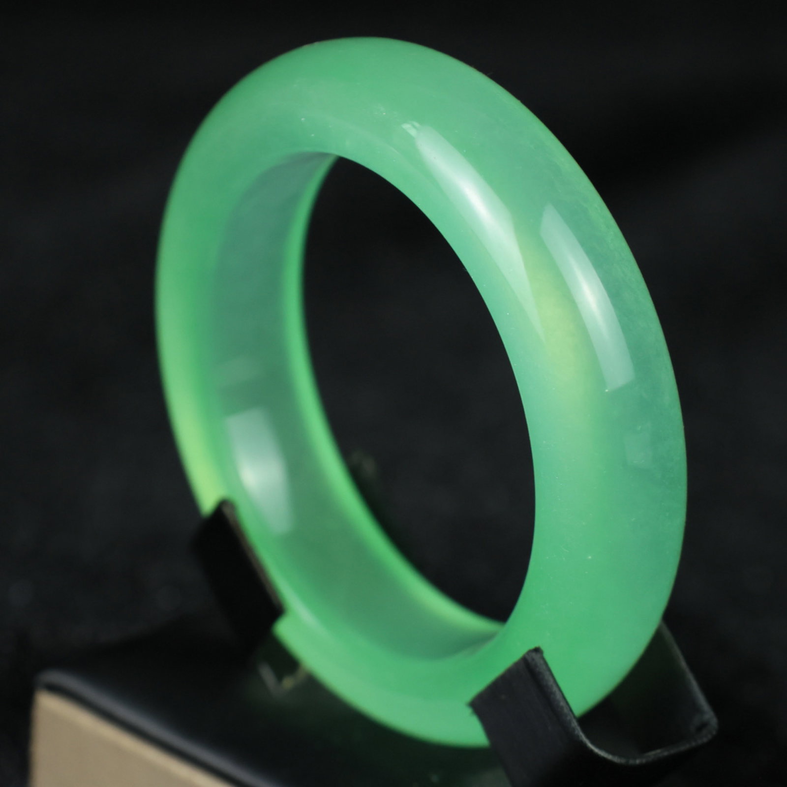 An Exquisite Jadeite Bracelets - 4
