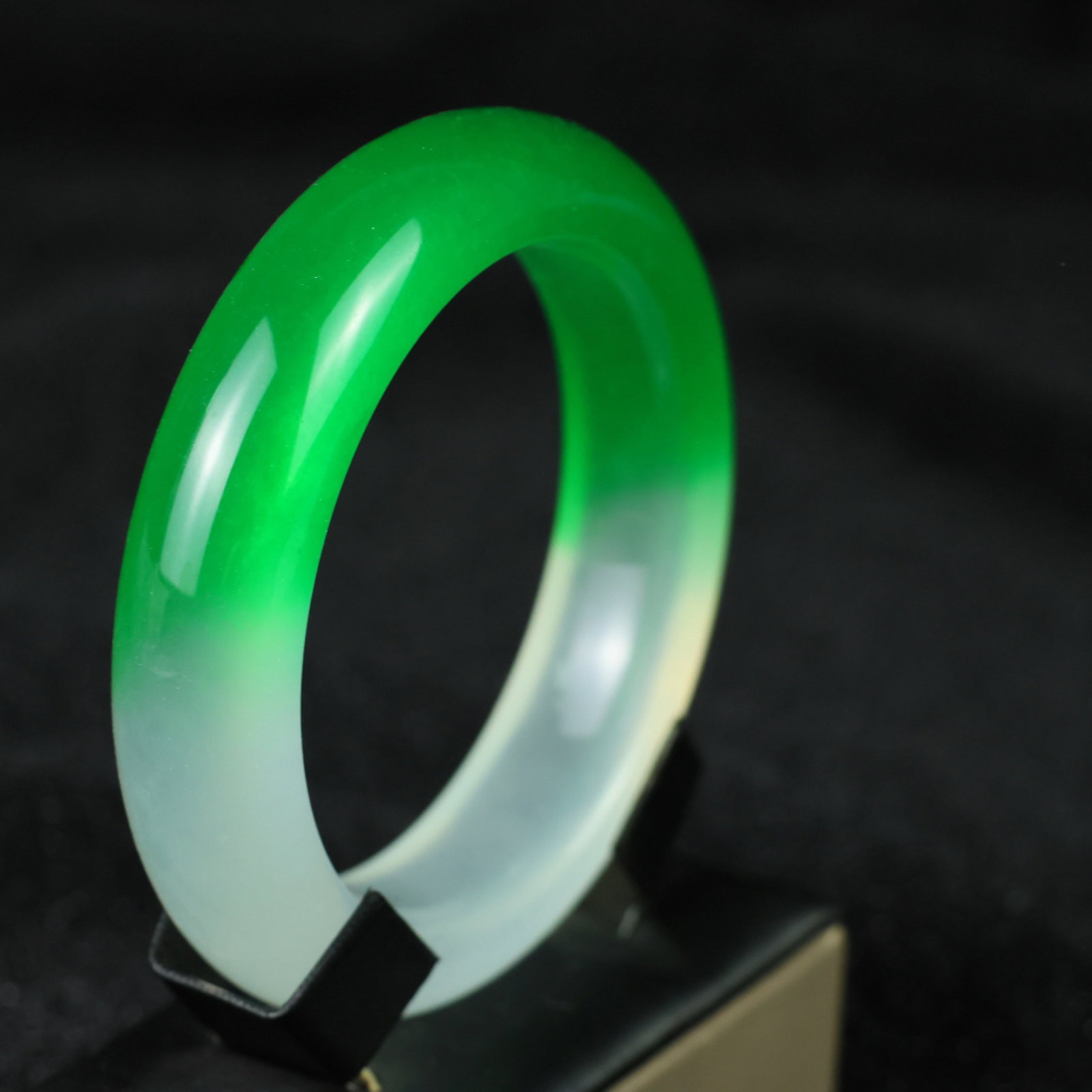 An Exquisite Jadeite Bracelets - 2