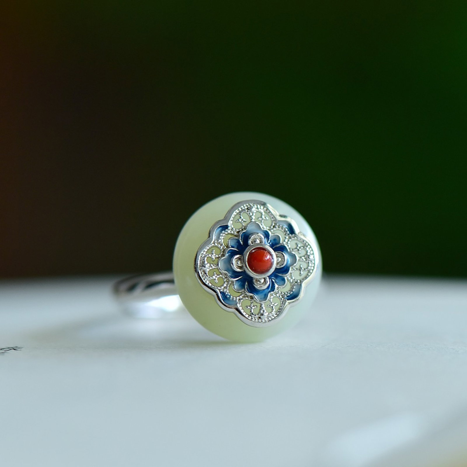 An Exquisite Sterling Silver Inlaid White Jade Ring,Inlaid Agate: An Exquisite Sterling Silver Inlaid White Jade Ring,Inlaid Agate,Size:14mmx14mm 纯银镶白玉戒指,嵌玛瑙