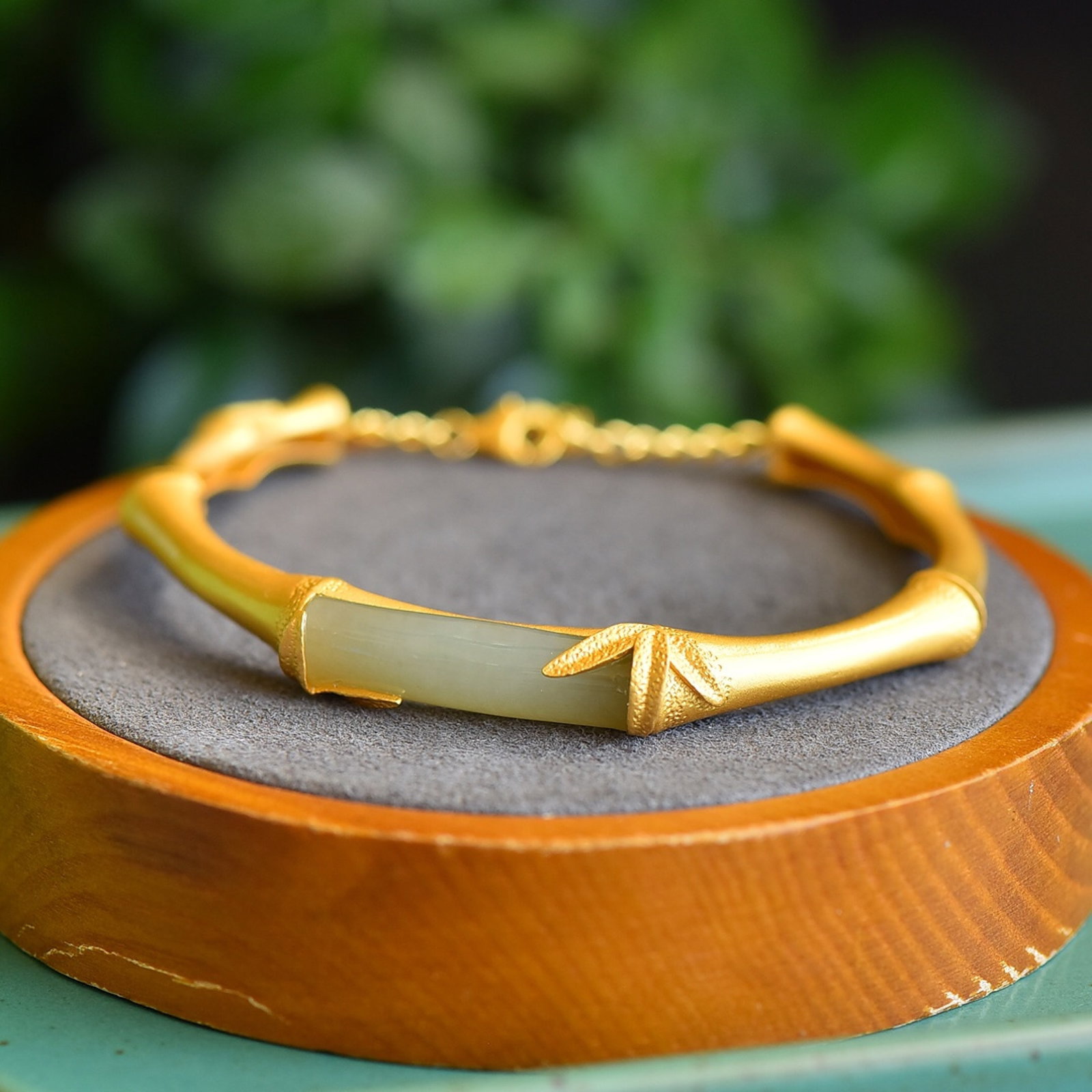 An Exquisite Sterling Silver-Gold Plated Inlaid White Jade Bracelet: An Exquisite Sterling Silver-Gold Plated Inlaid White Jade Bracelet 纯银镀金镶白玉手镯