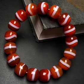 An Exquisite Agate Bracelets