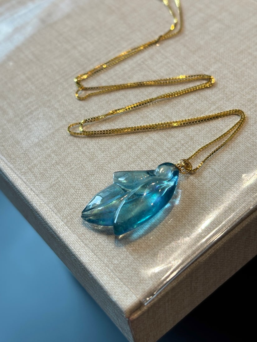 An Exquisite Sterling Silver-Gold Plated Inlaid Aquamarine Magnolia Pendant: An Exquisite Sterling Silver-Gold Plated Inlaid Aquamarine Magnolia Pendant,Size:25mmx16mm,Total Weight:3.8g 纯银镀金镶海蓝宝玉兰花