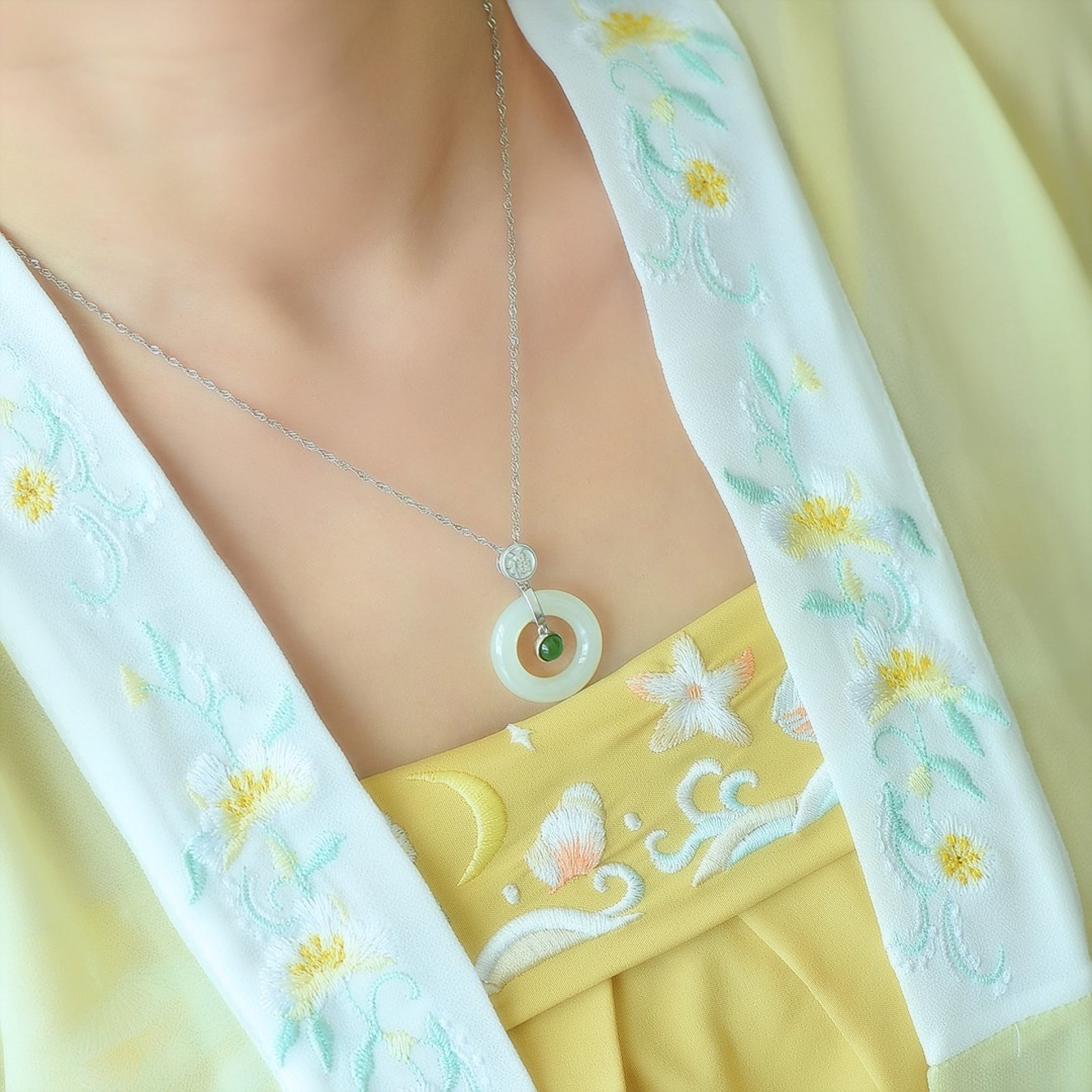An Exquisite Sterling Silver Inlaid White Jade Pendant,Inlaid Jasper: An Exquisite Sterling Silver Inlaid White Jade Pendant,Inlaid Jasper,Size:12mmx22mm 纯银镶白玉吊坠,嵌碧玉