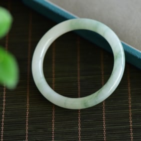 An Exquisite White Jade Bracelets