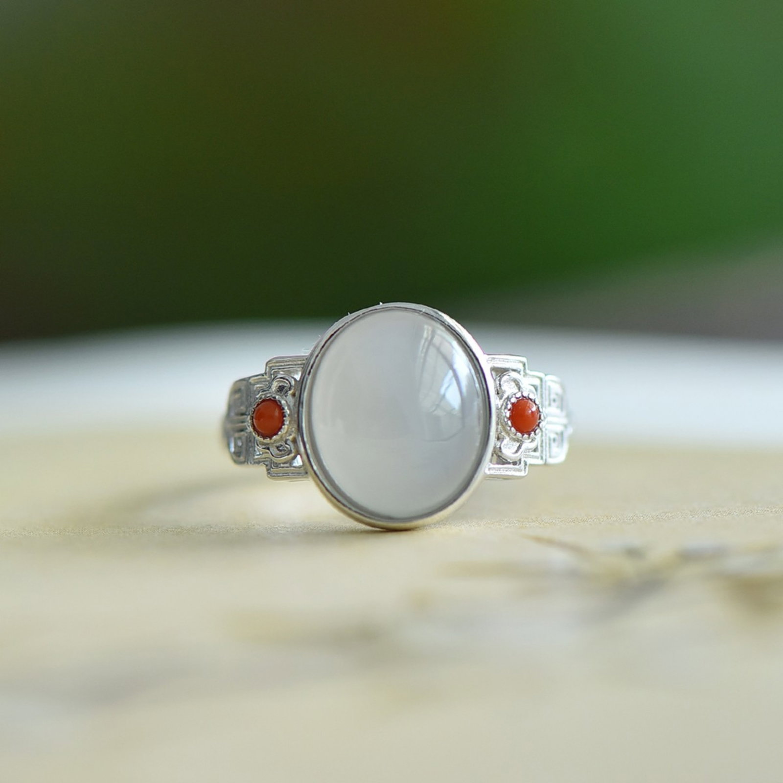 An Exquisite Sterling Silver Inlaid White Jade Ring,Inlaid Agate: An Exquisite Sterling Silver Inlaid White Jade Ring,Inlaid Agate,Size:10mmx12mm 纯银镶白玉戒指,嵌玛瑙