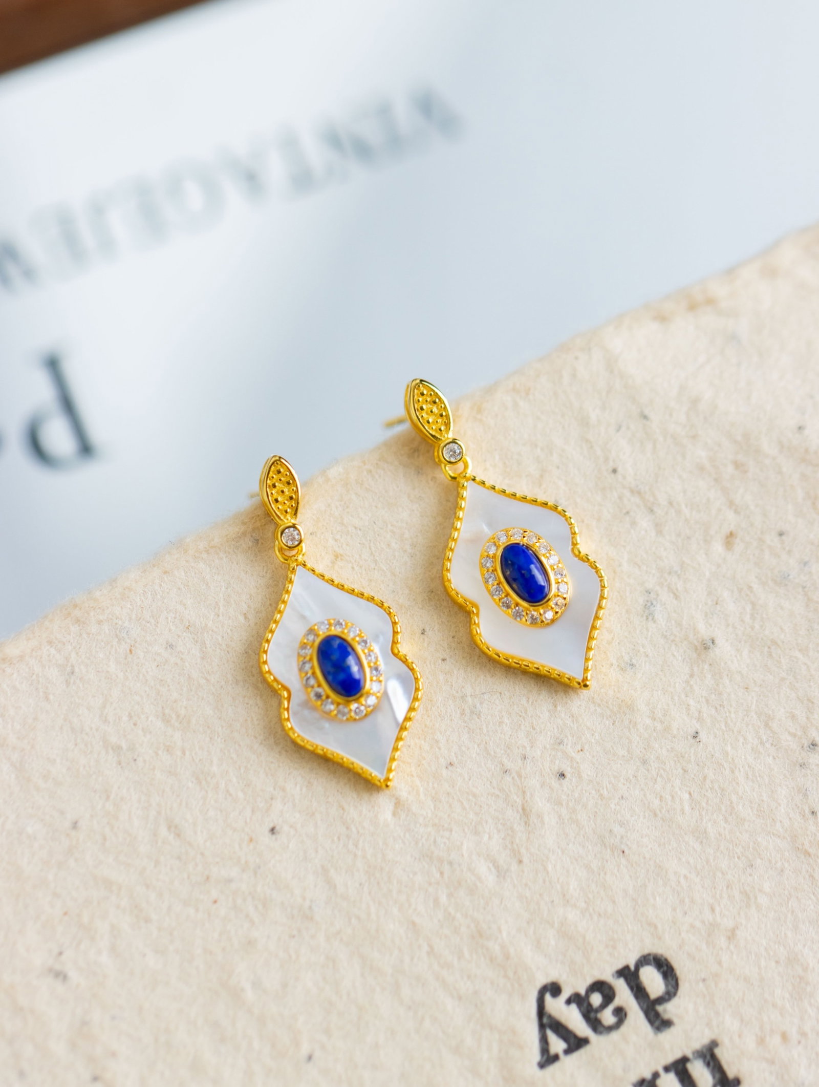 A Pair of Exquisite Sterling Silver-Gold Plated Inlaid Lapis Lazuli Earrings,Inlaid Shell and: A Pair of Exquisite Sterling Silver-Gold Plated Inlaid Lapis Lazuli Earrings,Inlaid Shell and Diamond