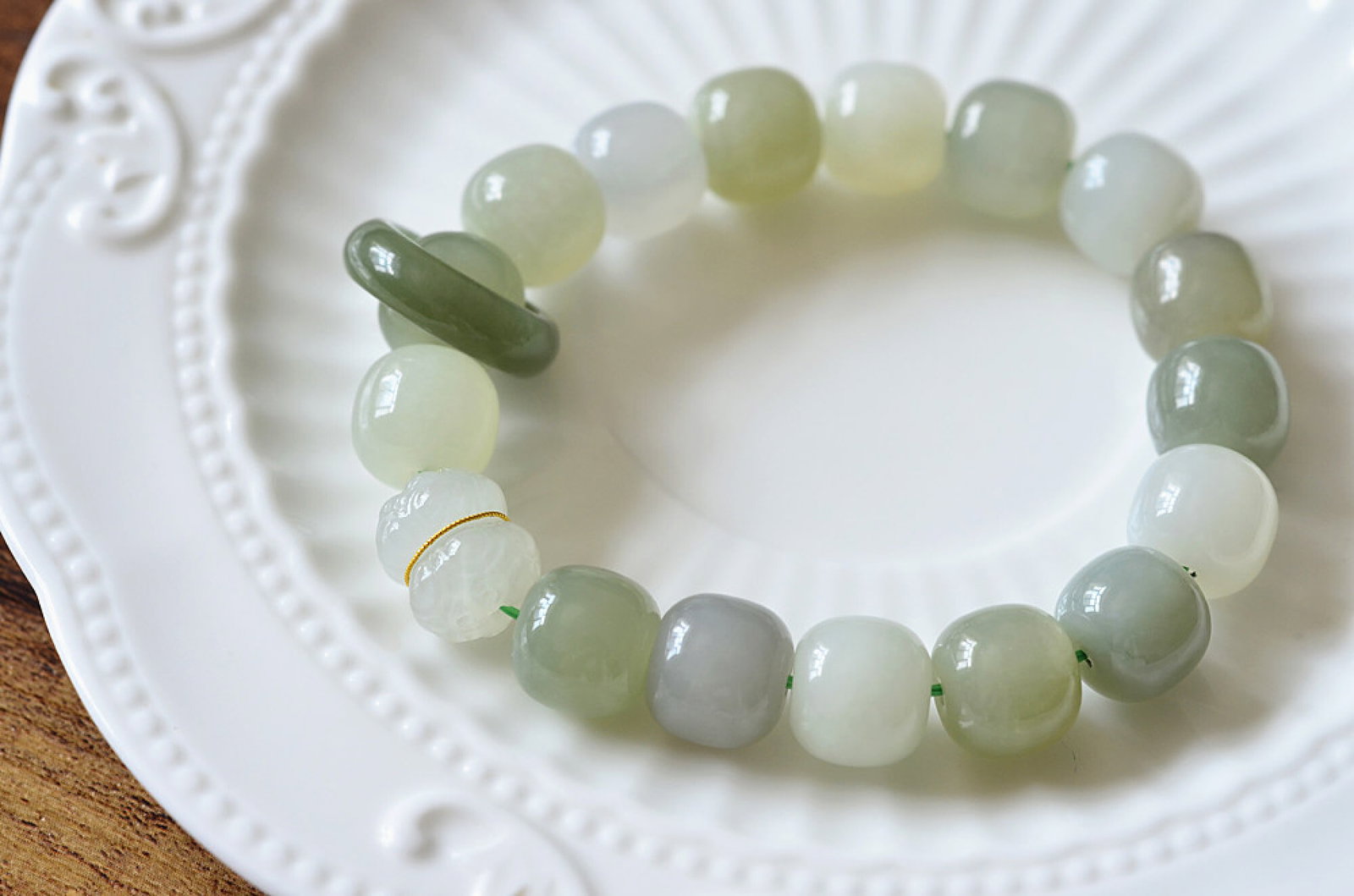 An Exquisite Greenish Jade Bracelets: An Exquisite Greenish Jade Bracelets,Size:10.5mmx11.8mm 青白玉手串