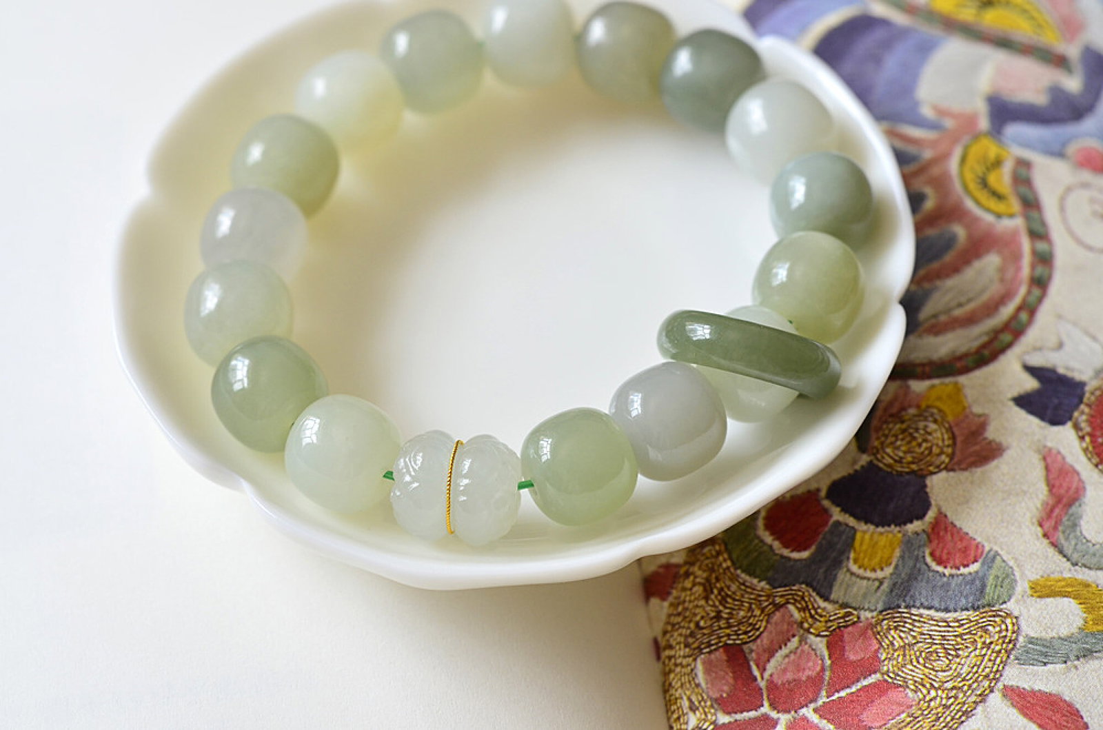 An Exquisite Greenish Jade Bracelets - 3