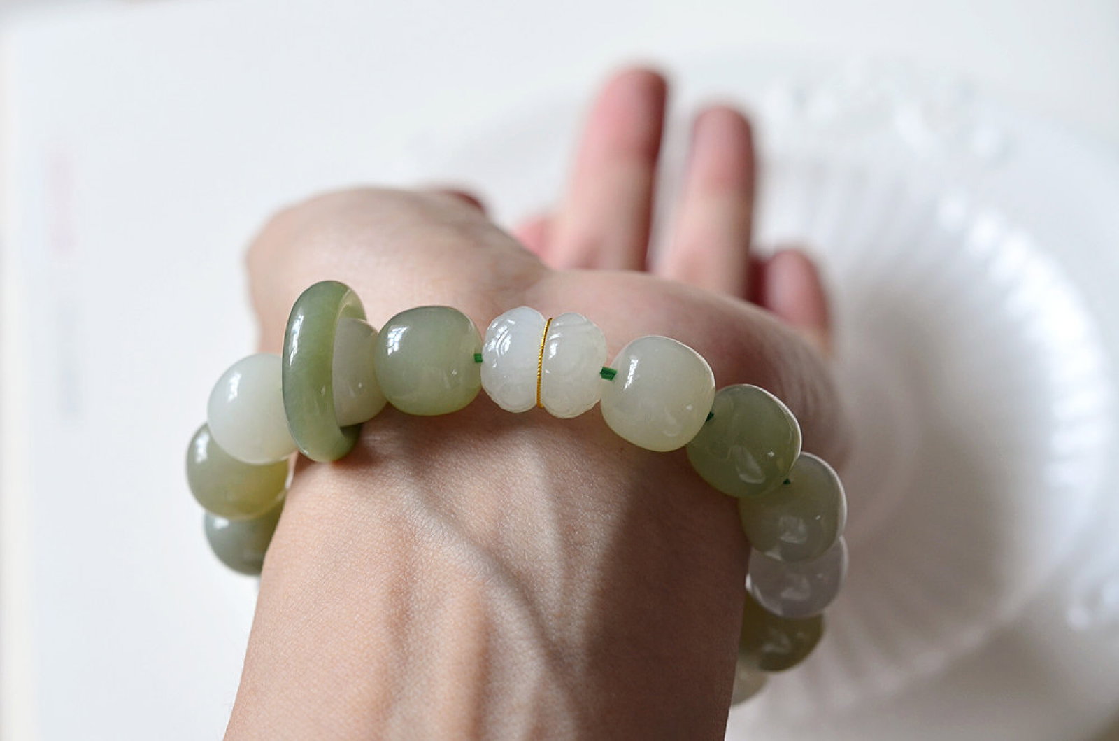 An Exquisite Greenish Jade Bracelets - 8