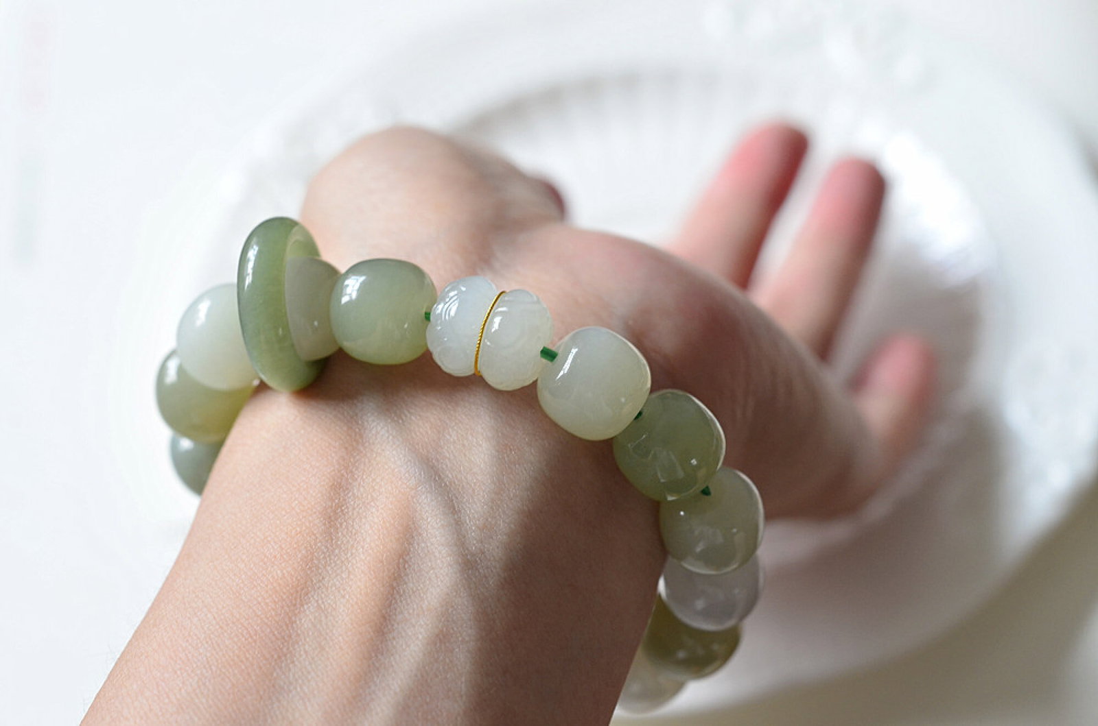 An Exquisite Greenish Jade Bracelets - 9