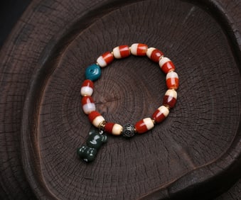 An Exquisite Agate Bracelets