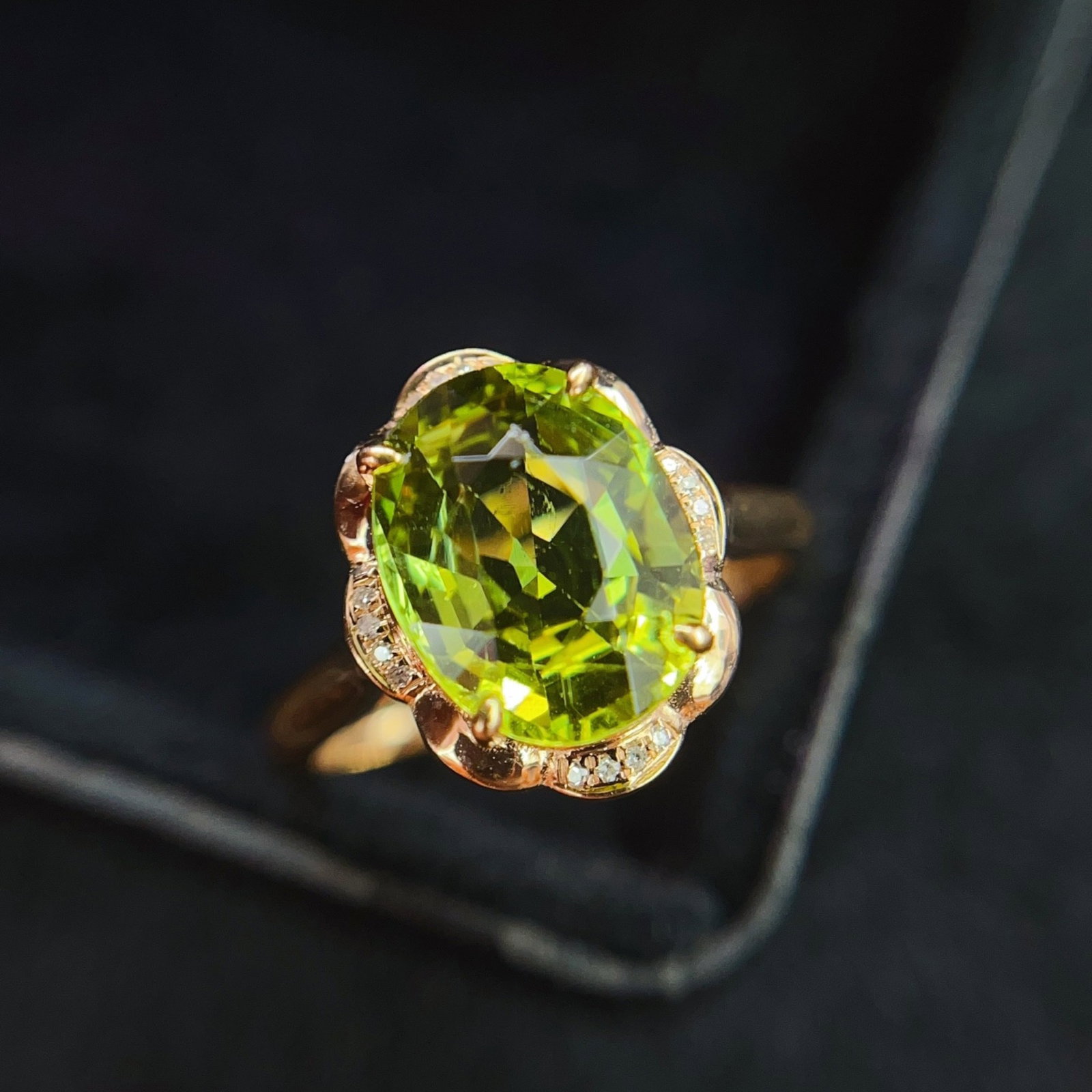 A Exquisite 18k Gold Inlaid 3.75ct Natural Tourmaline Ring,Inlaid Diamond: A Exquisite 18k Gold Inlaid 3.75ct Natural Tourmaline Ring,Inlaid Diamond,Total Weight:2.93g 18k金镶 3.75ct 天然碧玺戒指,嵌钻石