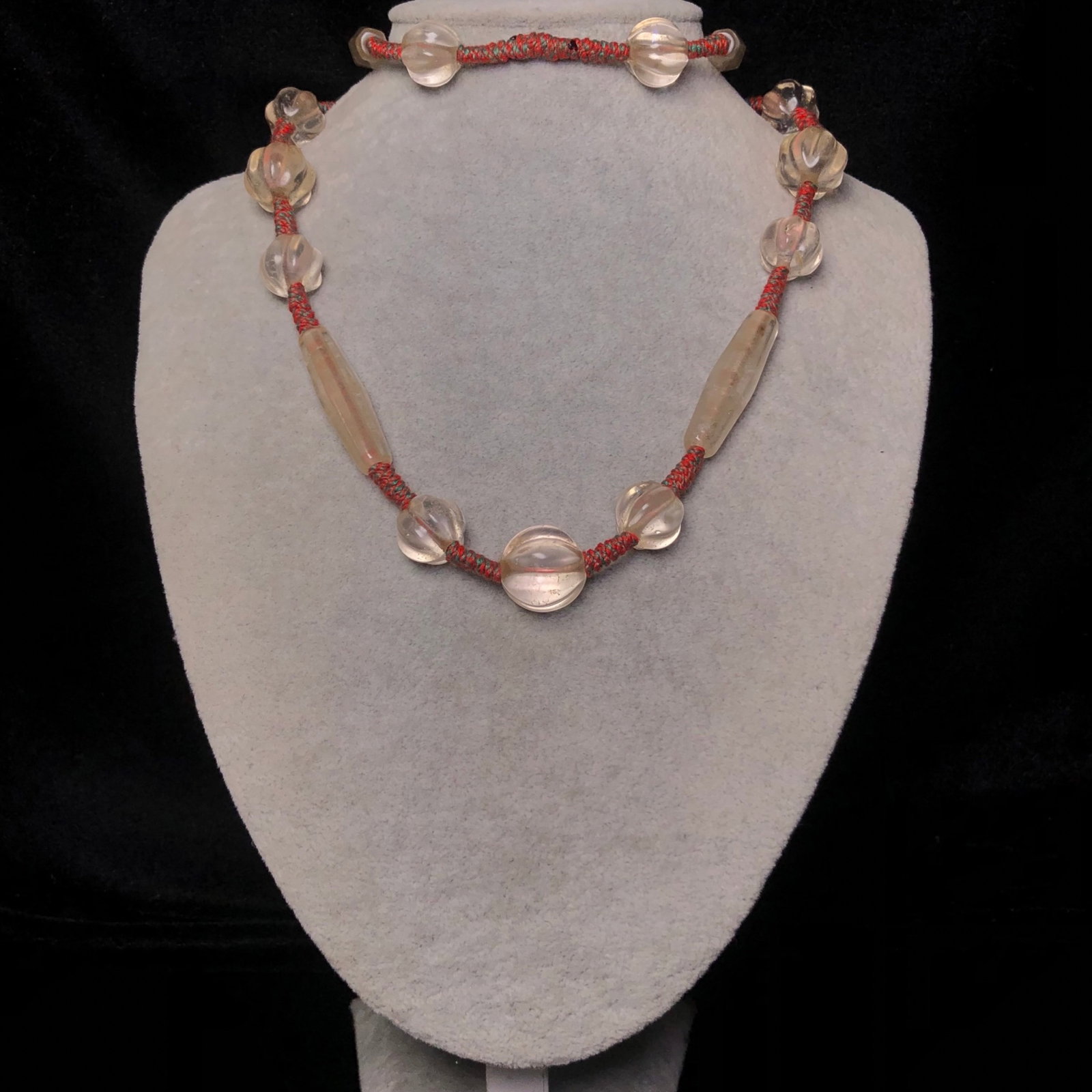 An Exquisite Crystal Necklace - 9