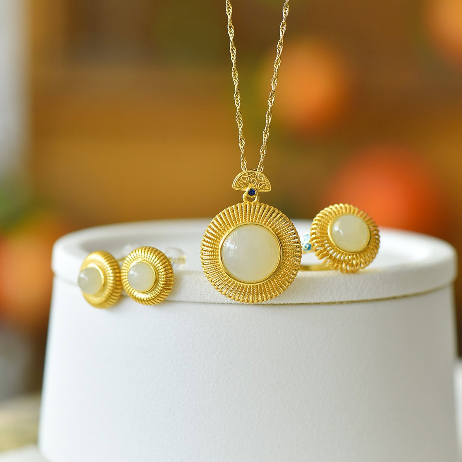 A Set of Fine Sterling Silver-Gold Plated Inlaid White Jade Jewelrys: A Set of Fine Sterling Silver-Gold Plated Inlaid White Jade Jewelrys 一套纯银镀金镶白玉首饰