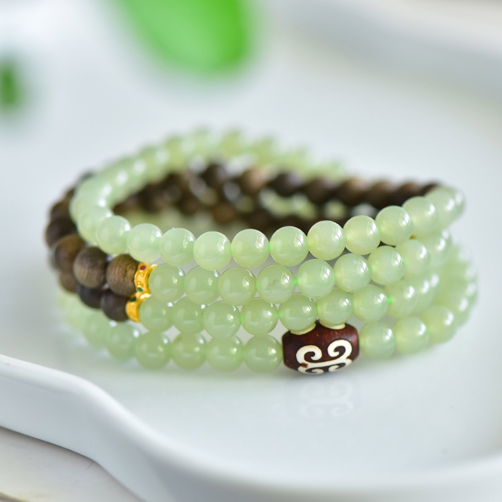An Exquisite Greenish Jade Eaglewood Bracelets - 4
