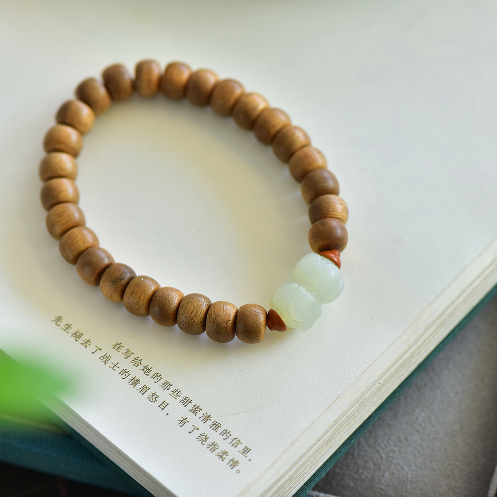An Exquisite White Jade Eaglewood Bracelets: An Exquisite White Jade Eaglewood Bracelets,Size:12mmx18mm