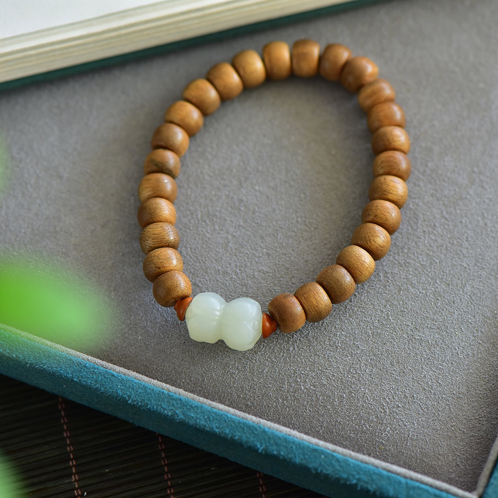 An Exquisite White Jade Eaglewood Bracelets - 2