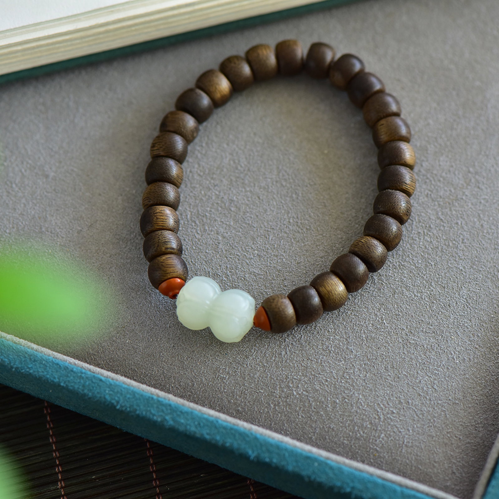 An Exquisite White Jade Eaglewood Bracelets - 3