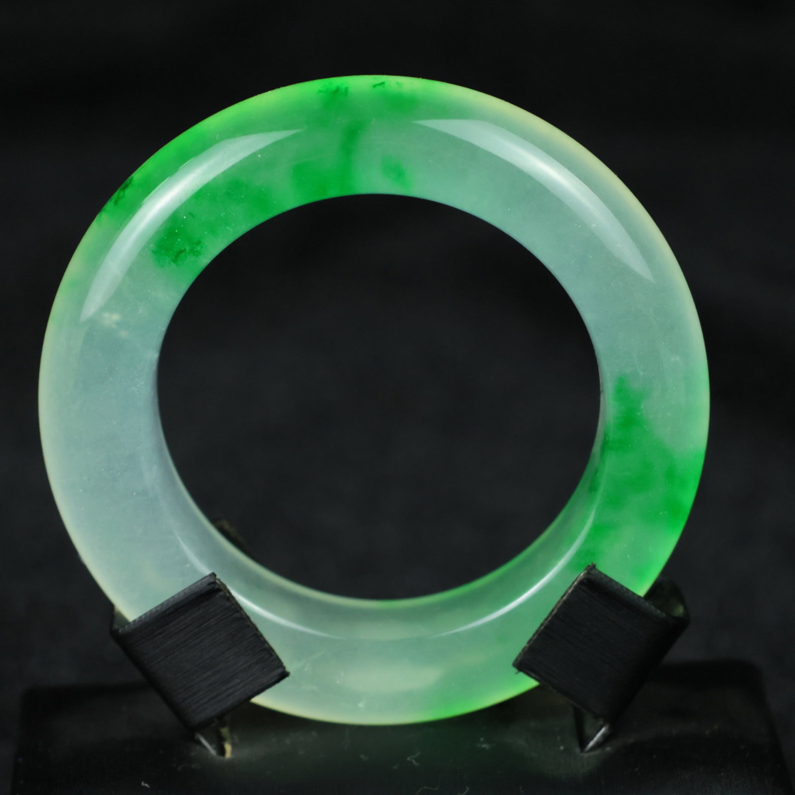 An Exquisite Jadeite Bracelets: An Exquisite Jadeite Bracelets,Size:54mmx17mmx13mm 翡翠手镯