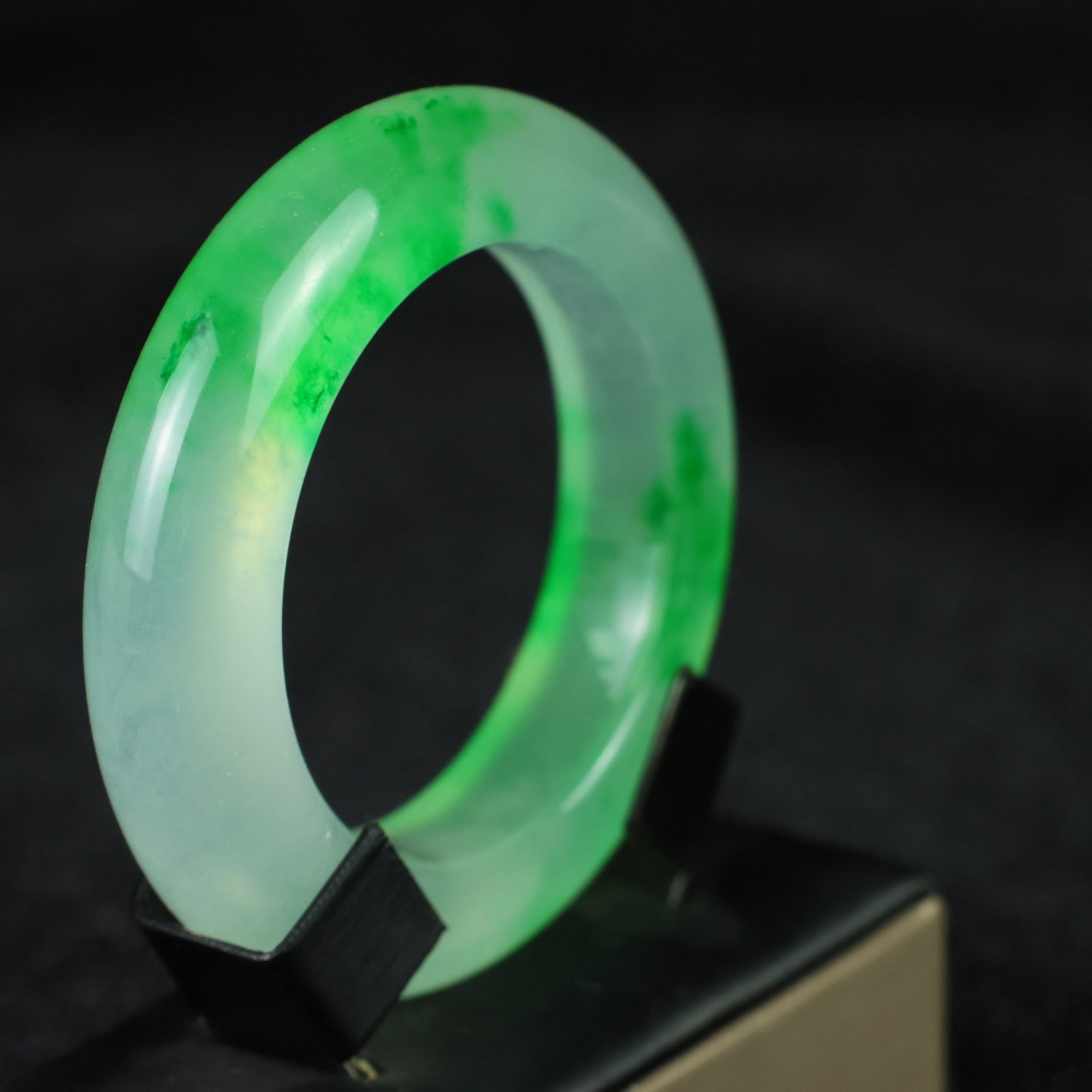 An Exquisite Jadeite Bracelets - 2