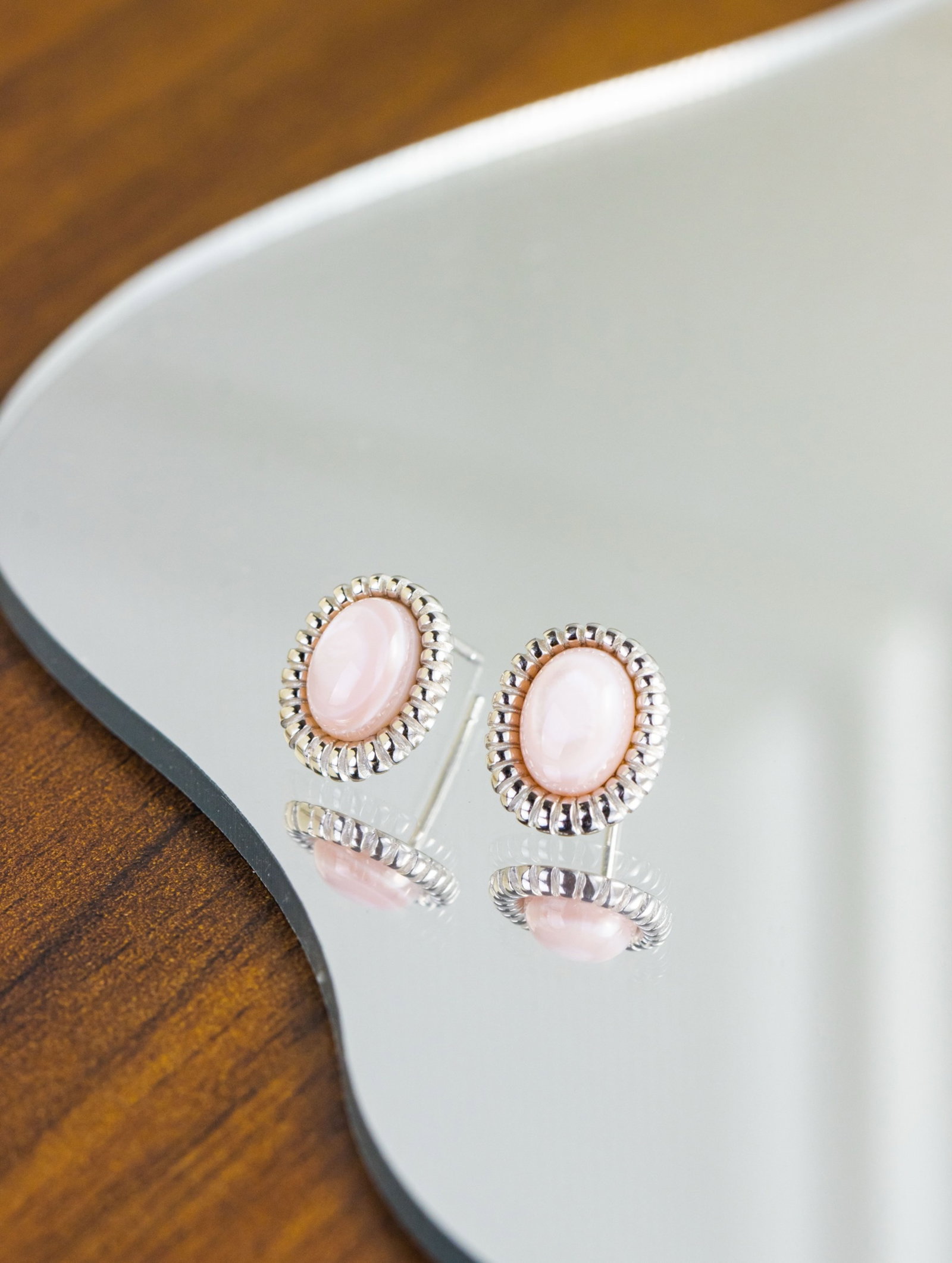 A Pair of Exquisite Sterling Silver Inlaid Shell Earrings: A Pair of Exquisite Sterling Silver Inlaid Shell Earrings 一对纯银镶贝壳耳钉