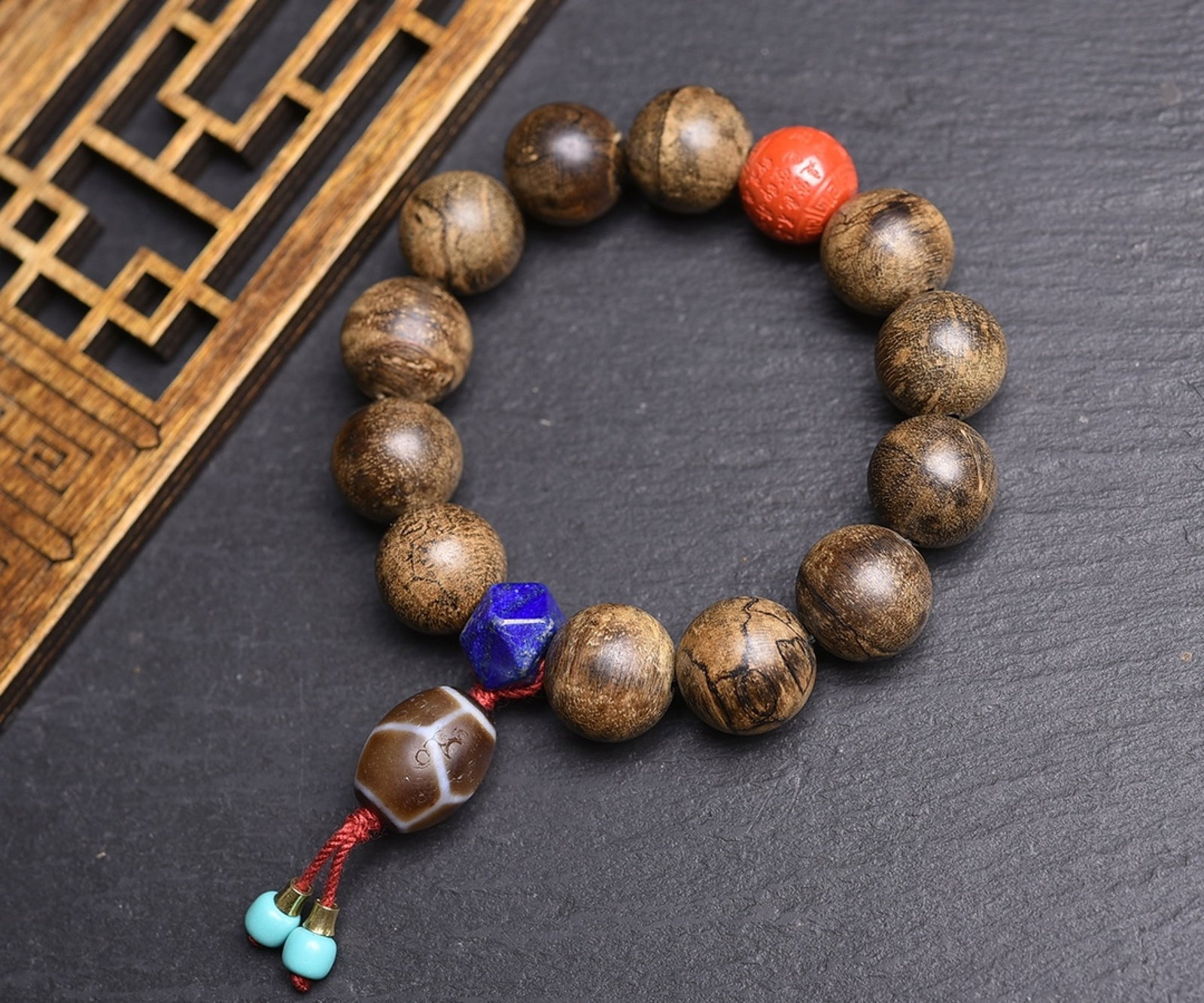 An Exquisite Eaglewood Bracelets,With Lapis Lazuli: An Exquisite Eaglewood Bracelets,With Lapis Lazuli,Size:18mm,Weight:58.2g 沉香木手串,配青金石