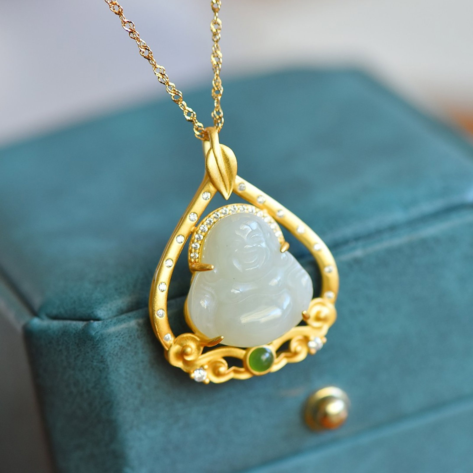 An Exquisite Sterling Silver-Gold Plated Inlaid White Jade Pendant,Inlaid Jasper and Gems: An Exquisite Sterling Silver-Gold Plated Inlaid White Jade Pendant,Inlaid Jasper and Gems,Size:17mmx18mm