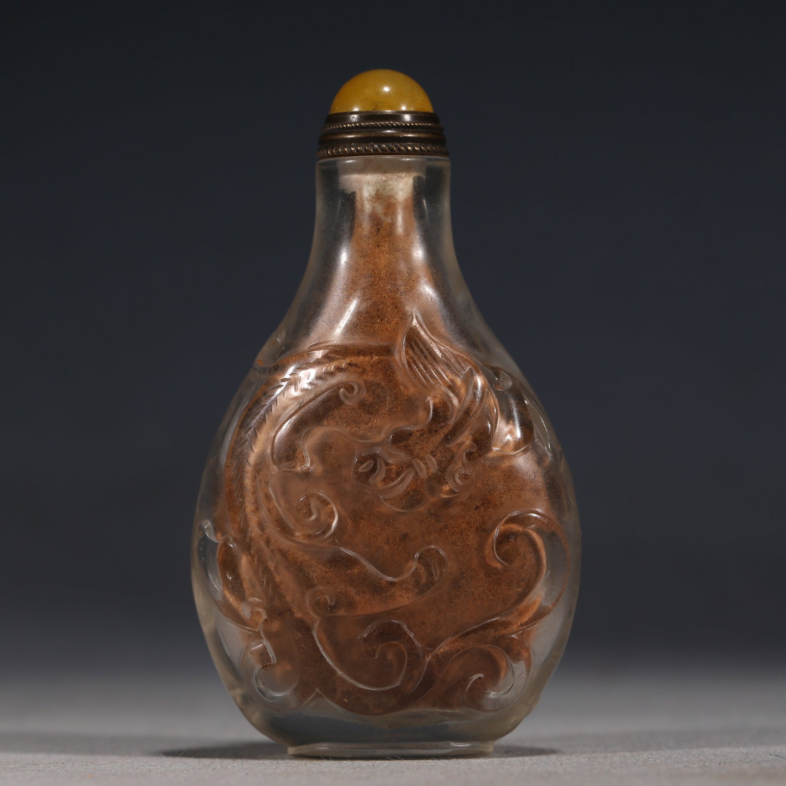 An Exquisite Glass Snuff Bottle With Dragon Pattern: An Exquisite Glass Snuff Bottle With Dragon Pattern,China,Qing Dynasty,Four-Character Qianlong Mark,Dimensions:3inx1.6in,琉璃龙纹鼻烟壶,中国଀