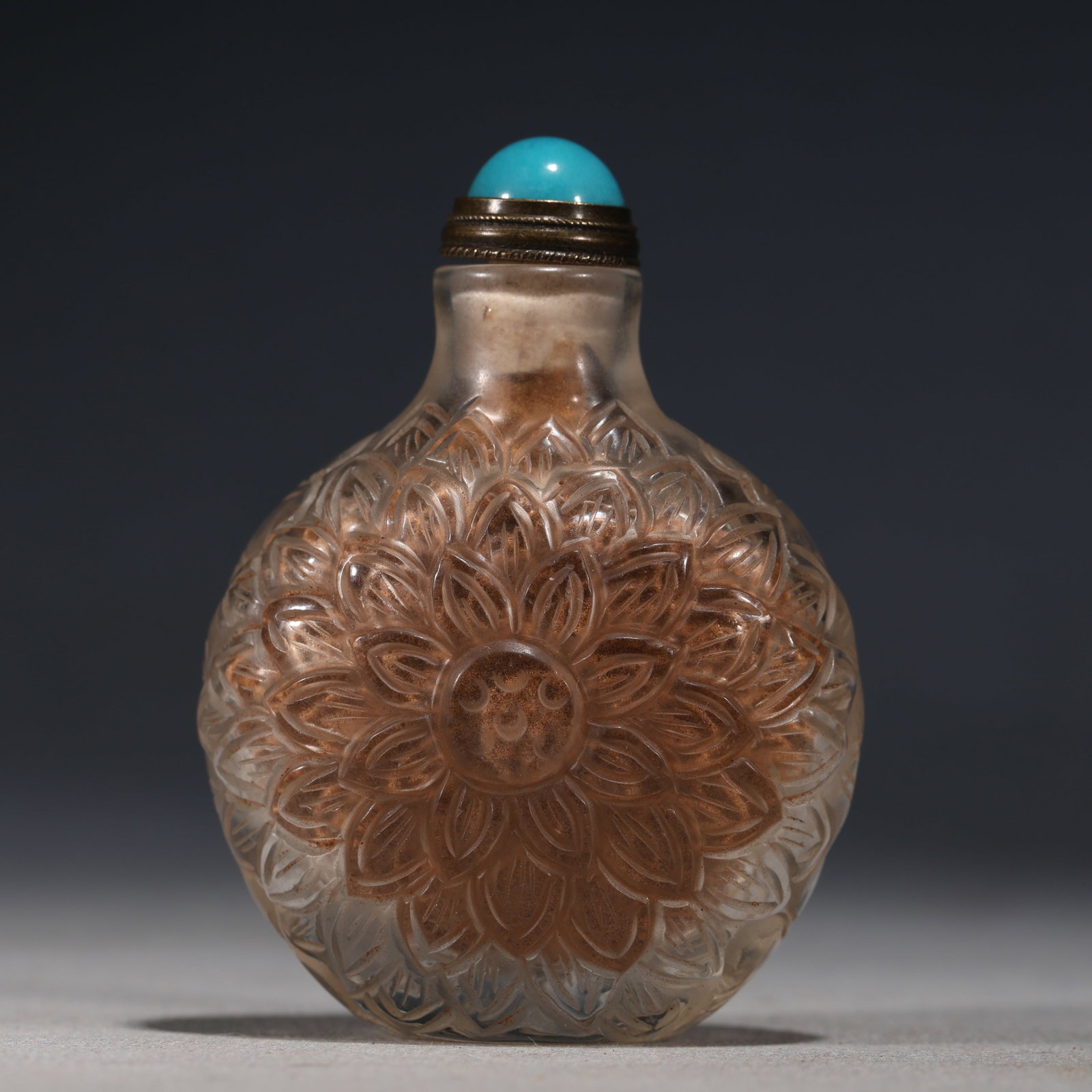 An Exquisite Glass Snuff Bottle With Lotus Flower Pattern: An Exquisite Glass Snuff Bottle With Lotus Flower Pattern,China,Qing Dynasty,Four-Character Qianlong Mark,Dimensions:2.6inx1.8in,琉璃莲花纹鼻烟壶,ߑ