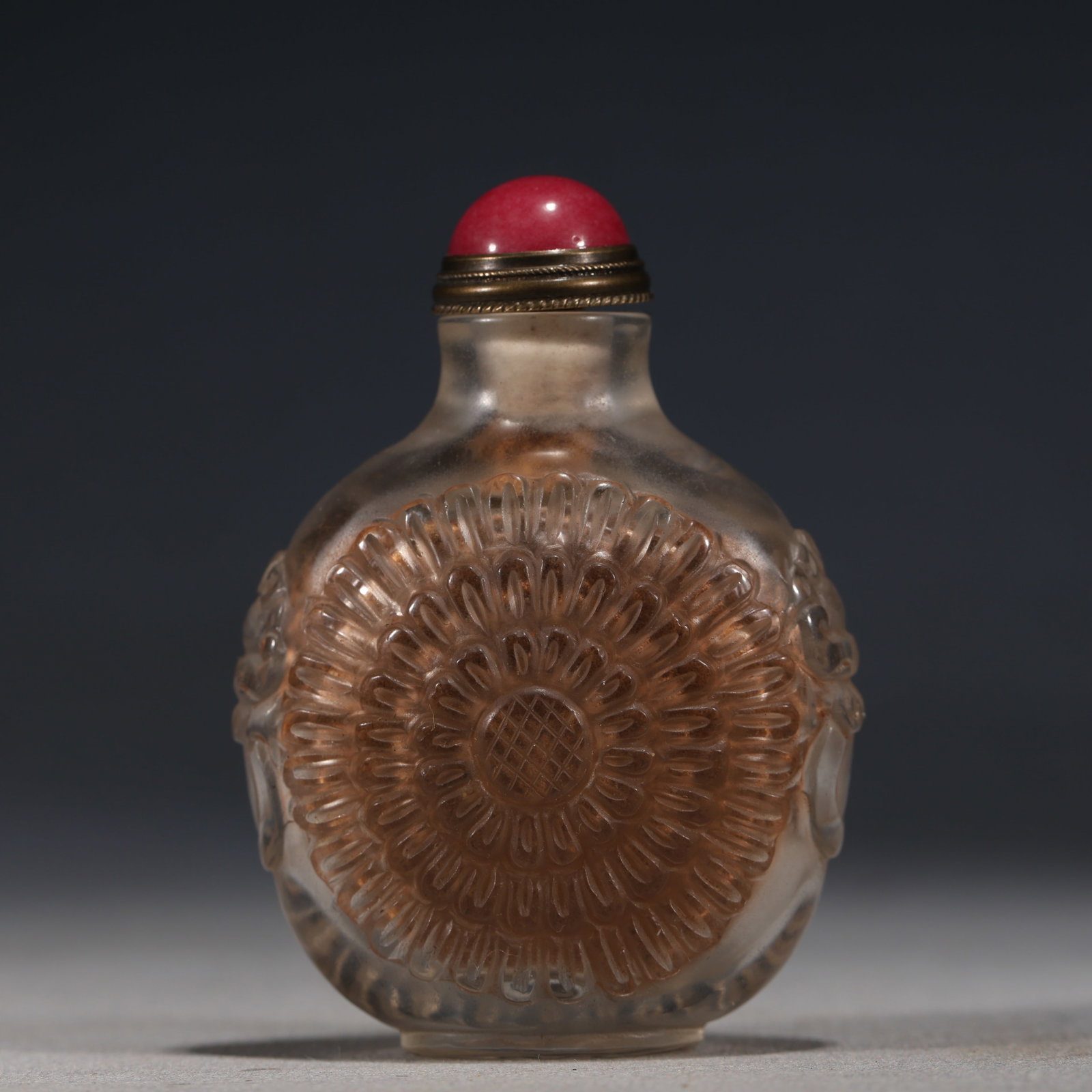 An Exquisite Glass Snuff Bottle With Chrysanthemum Pattern: An Exquisite Glass Snuff Bottle With Chrysanthemum Pattern,China,Qing Dynasty,Four-Character Qianlong Mark,Dimensions:2.6inx1.8in,琉璃菊纹鼻烟壶,中Þ