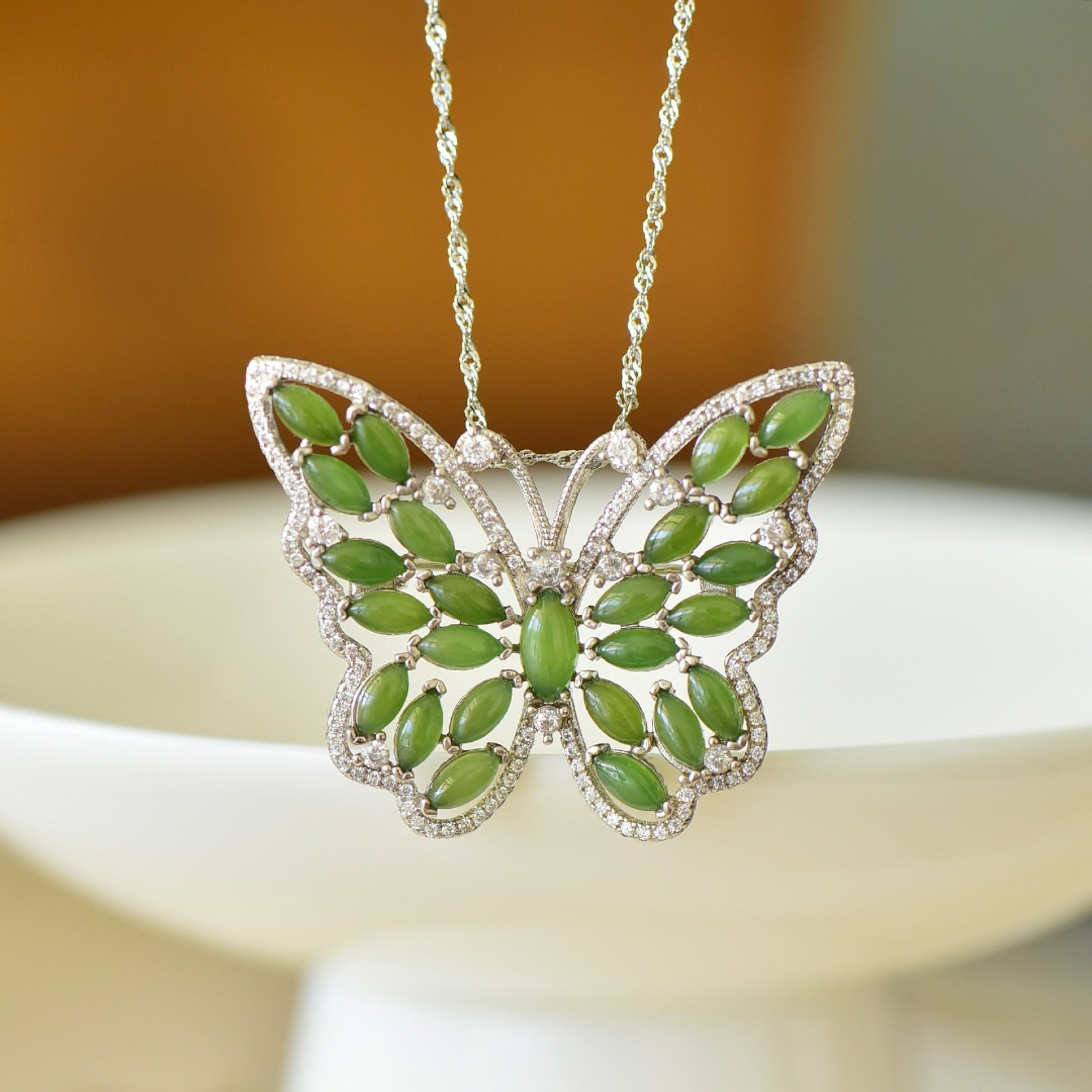 An Exquisite Sterling Silver Inlaid Jasper Pendant,Inlaid Diamond: An Exquisite Sterling Silver Inlaid Jasper Pendant,Inlaid Diamond,Size:4mmx8mm 纯银镶碧玉吊坠,嵌钻石