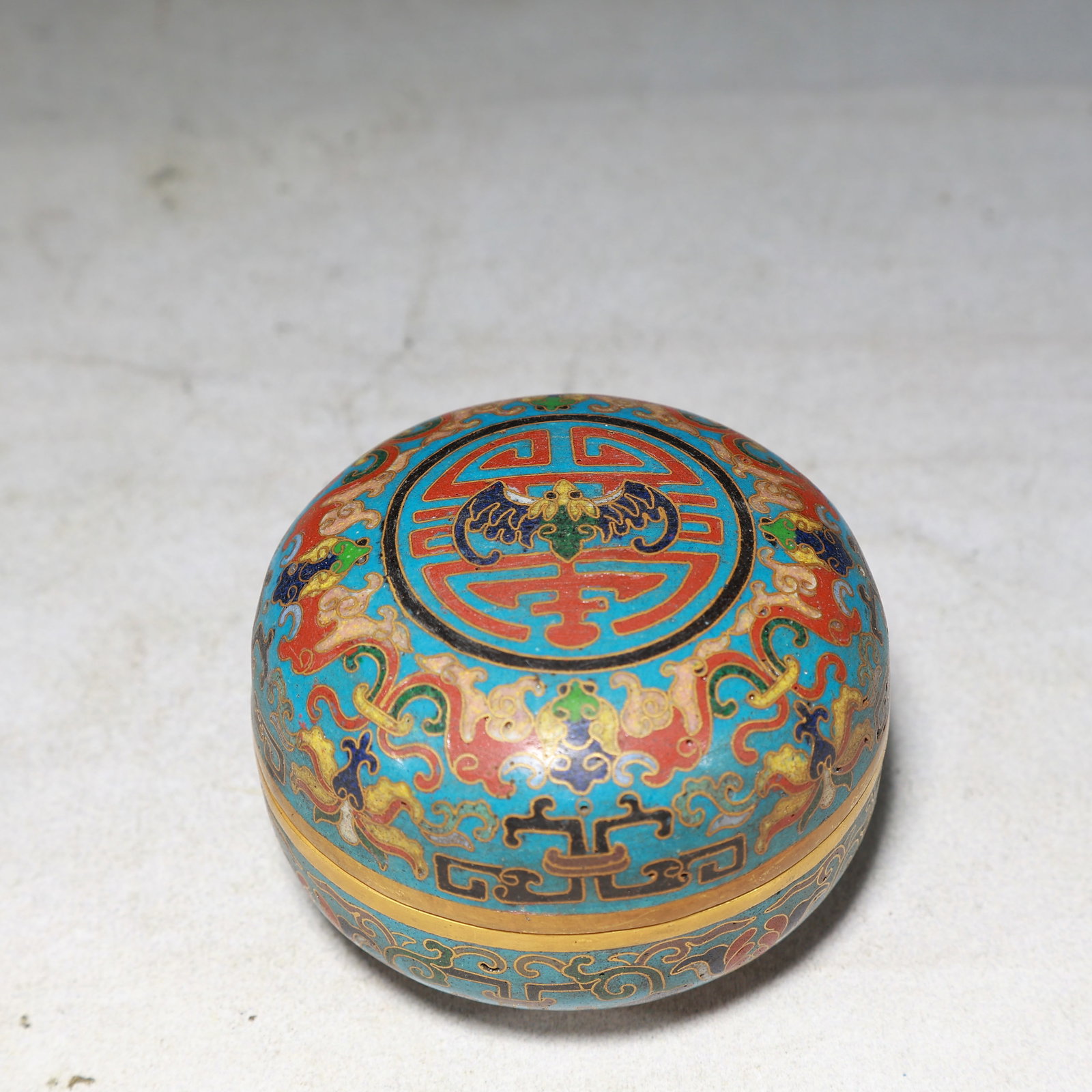 An Exquisite Cloisonne Bats and Peach Pattern Box with Cover: An Exquisite Cloisonne Bats and Peach Pattern Box with Cover,Qing Dynasty, China,Size:2.8inx2.2in,Weight:300g 景泰蓝福寿纹盖盒,中国清&