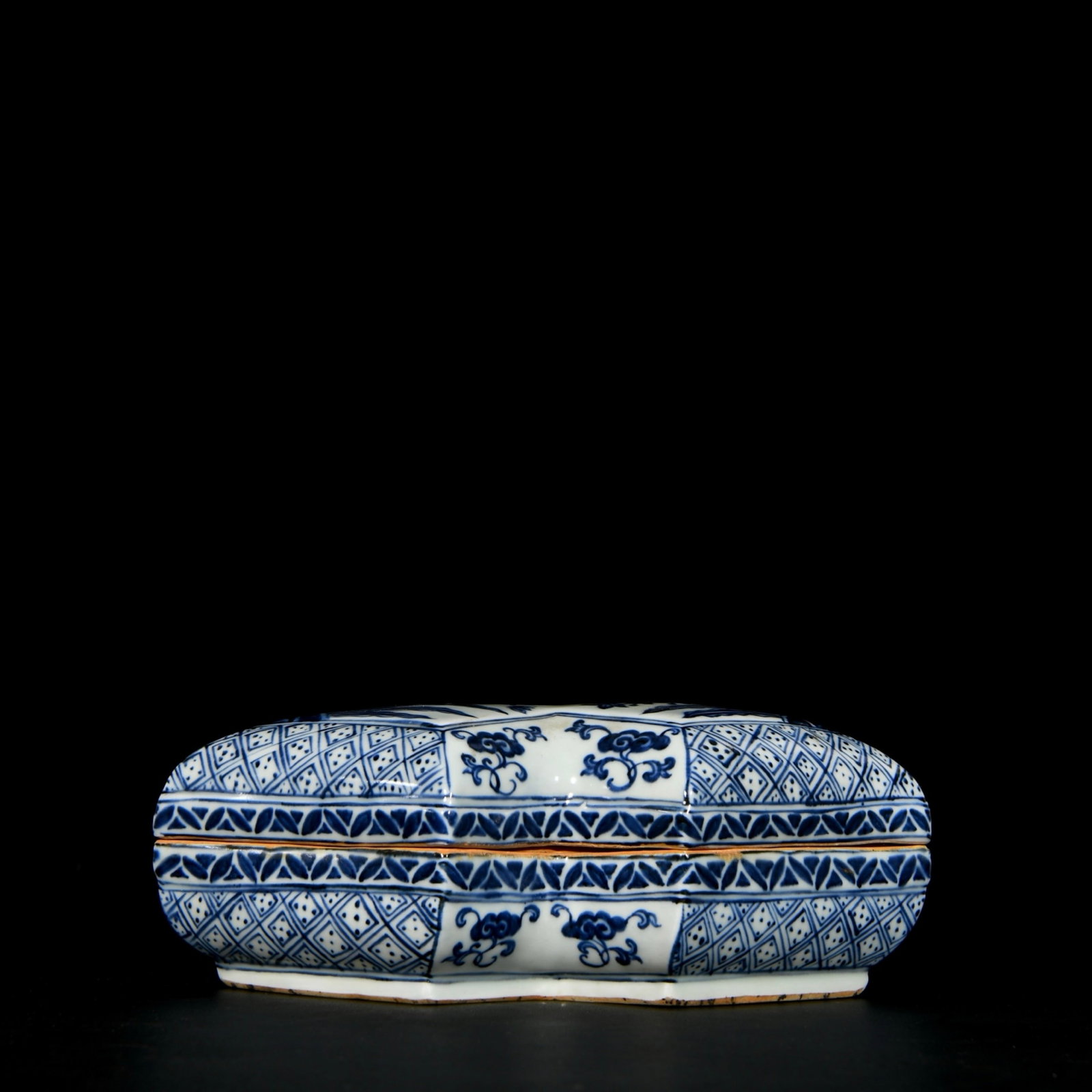 An Exquisite Blue and White Flower Pattern Jar with Box: An Exquisite Blue and White Flower Pattern Jar with Box,Ming Dynasty, China,Xuande Six-character Mark,Size:3.7inx10.2in 青花花卉纹盖盒,中国明