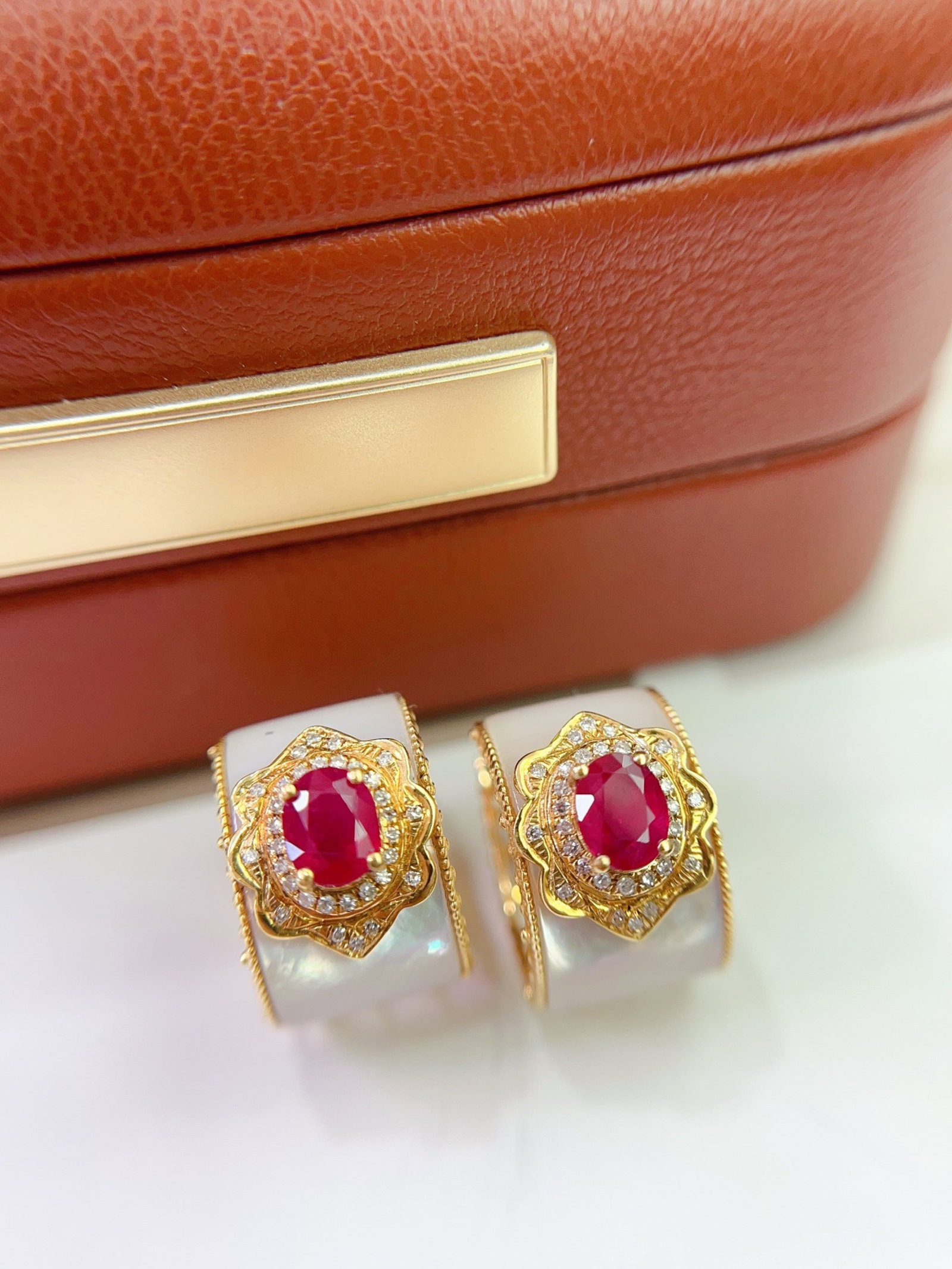 A Exquisite 18k Gold Inlaid 1.40ct Natural Ruby Earrings,Inlaid Diamond: A Exquisite 18k Gold Inlaid 1.40ct Natural Ruby Earrings,Inlaid Diamond,Total Weight:5.13g 18k金镶 1.40ct 天然红宝石耳环,嵌钻石