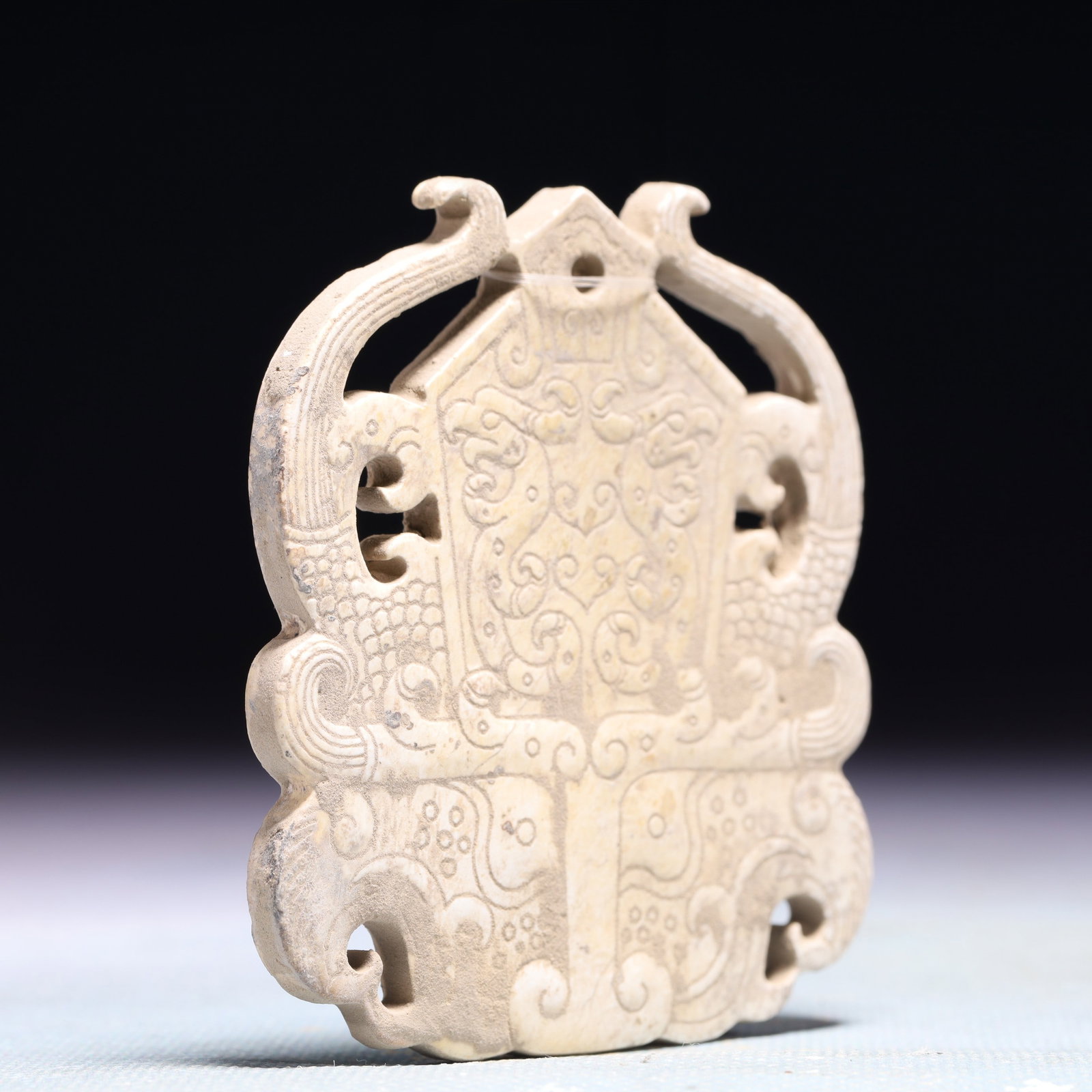 An Exquisite Archaic Jade Beast-Face Pattern Pendant - 3
