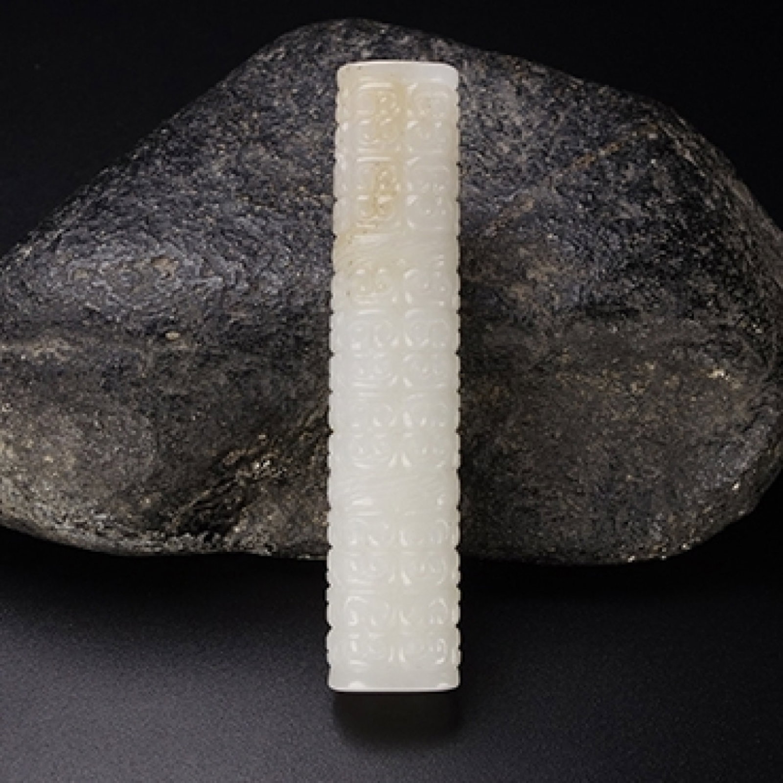An Exquisite White Jade Ruyi Pattern Pendant: An Exquisite White Jade Ruyi Pattern Pendant,Qing Dynasty,China,Size:2.8inx0.6inx0.4in,Weight:21.6g 白玉如意纹挂件,中国清代