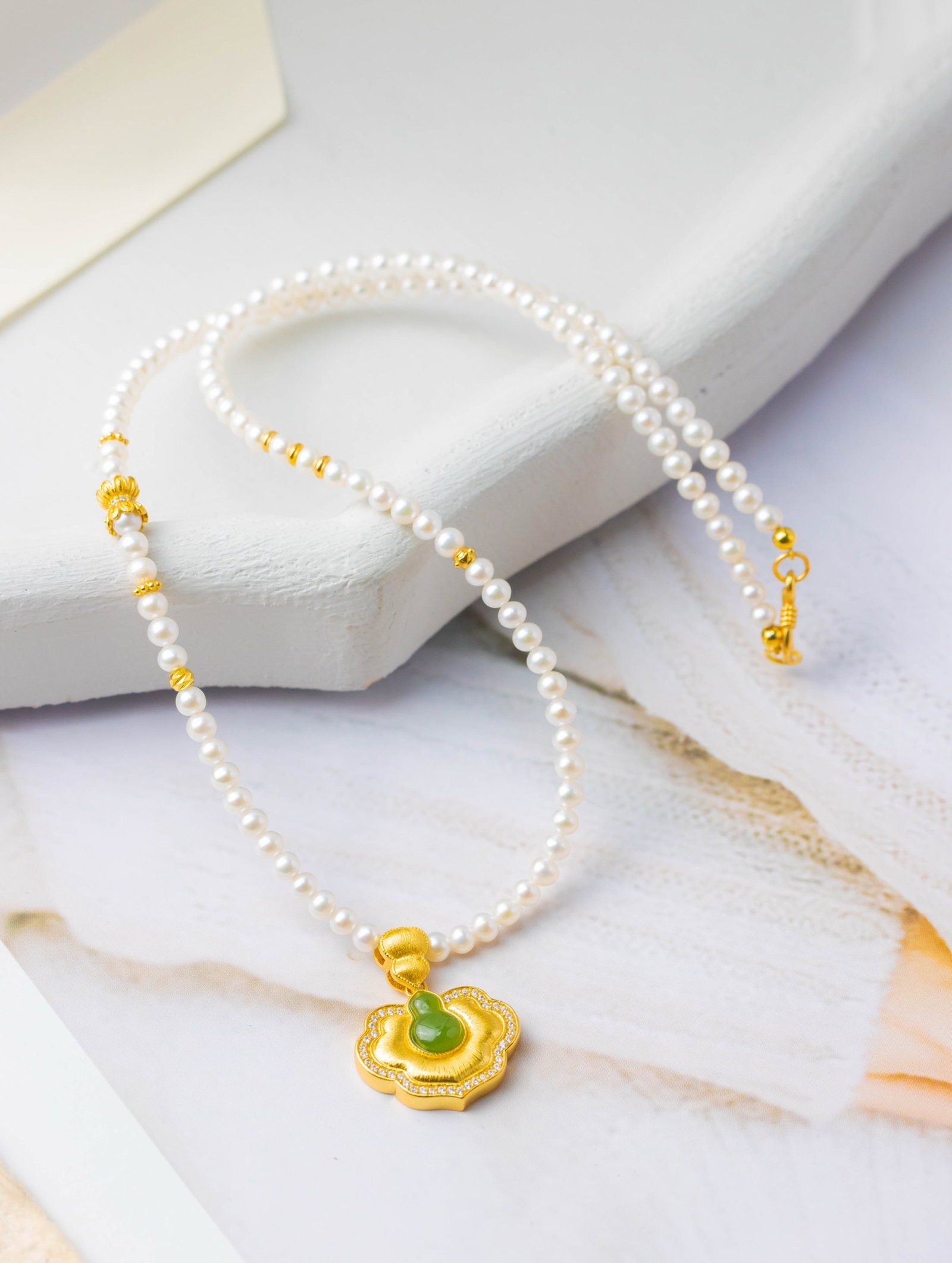 An Exquisite Sterling Silver-Gold Plated Inlaid Pearls Necklace,Inlaid Jasper: An Exquisite Sterling Silver-Gold Plated Inlaid Pearls Necklace,Inlaid Jasper 纯银镀金镶珍珠项链,嵌碧玉