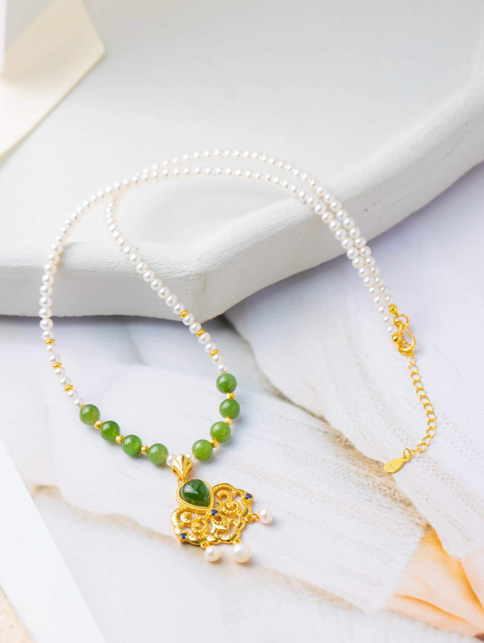 An Exquisite Sterling Silver-Gold Plated Inlaid Pearls Necklace,Inlaid Jasper: An Exquisite Sterling Silver-Gold Plated Inlaid Pearls Necklace,Inlaid Jasper 纯银镀金镶珍珠项链,嵌碧玉