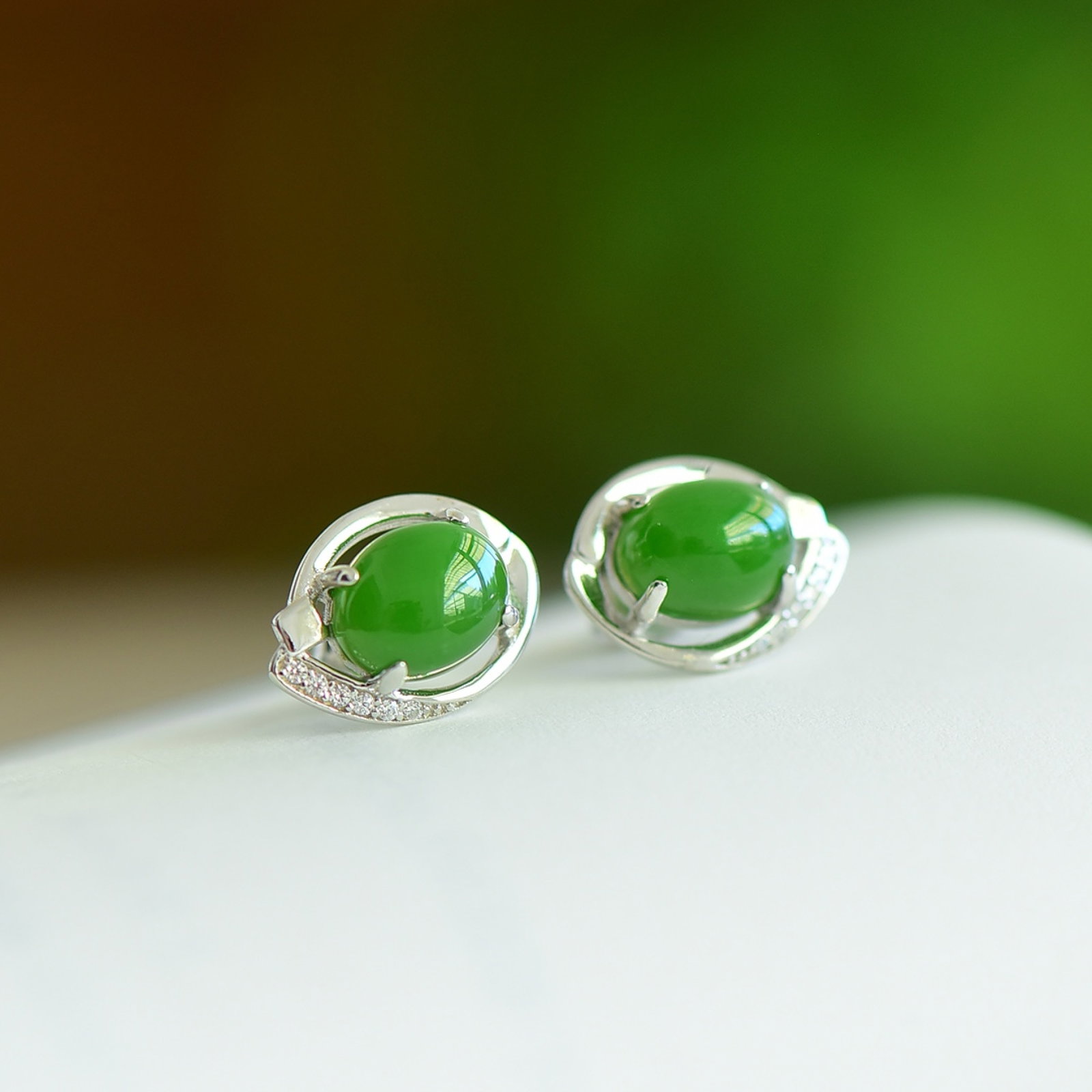 A Pair of Exquisite Sterling Silver Inlaid Jasper Earrings,Inlaid Diamond: A Pair of Exquisite Sterling Silver Inlaid Jasper Earrings,Inlaid Diamond,Size:7mmx9mm 一对纯银镶碧玉耳钉,嵌钻石