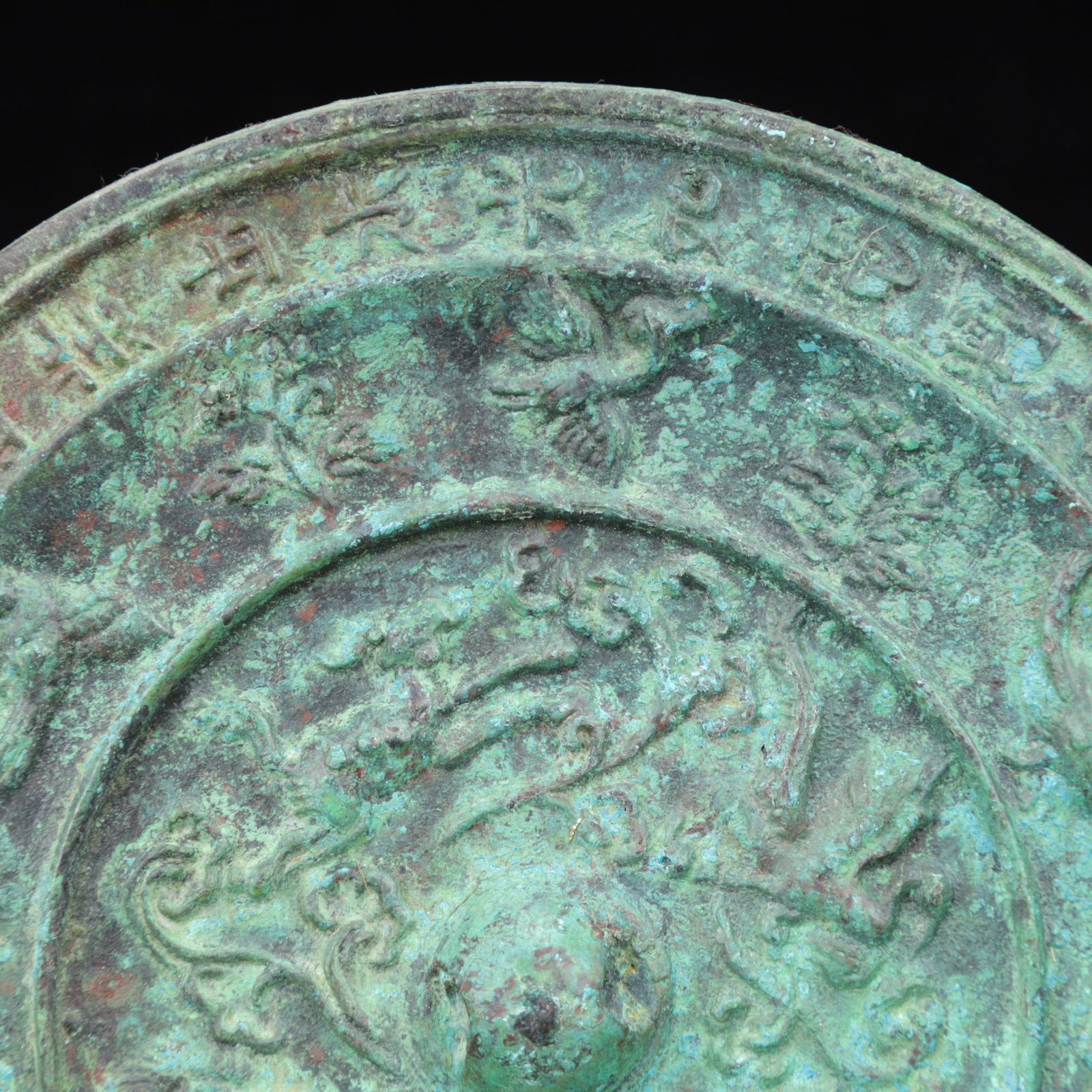 An Archaic Bronze Bats Pattern Round Mirror - 2