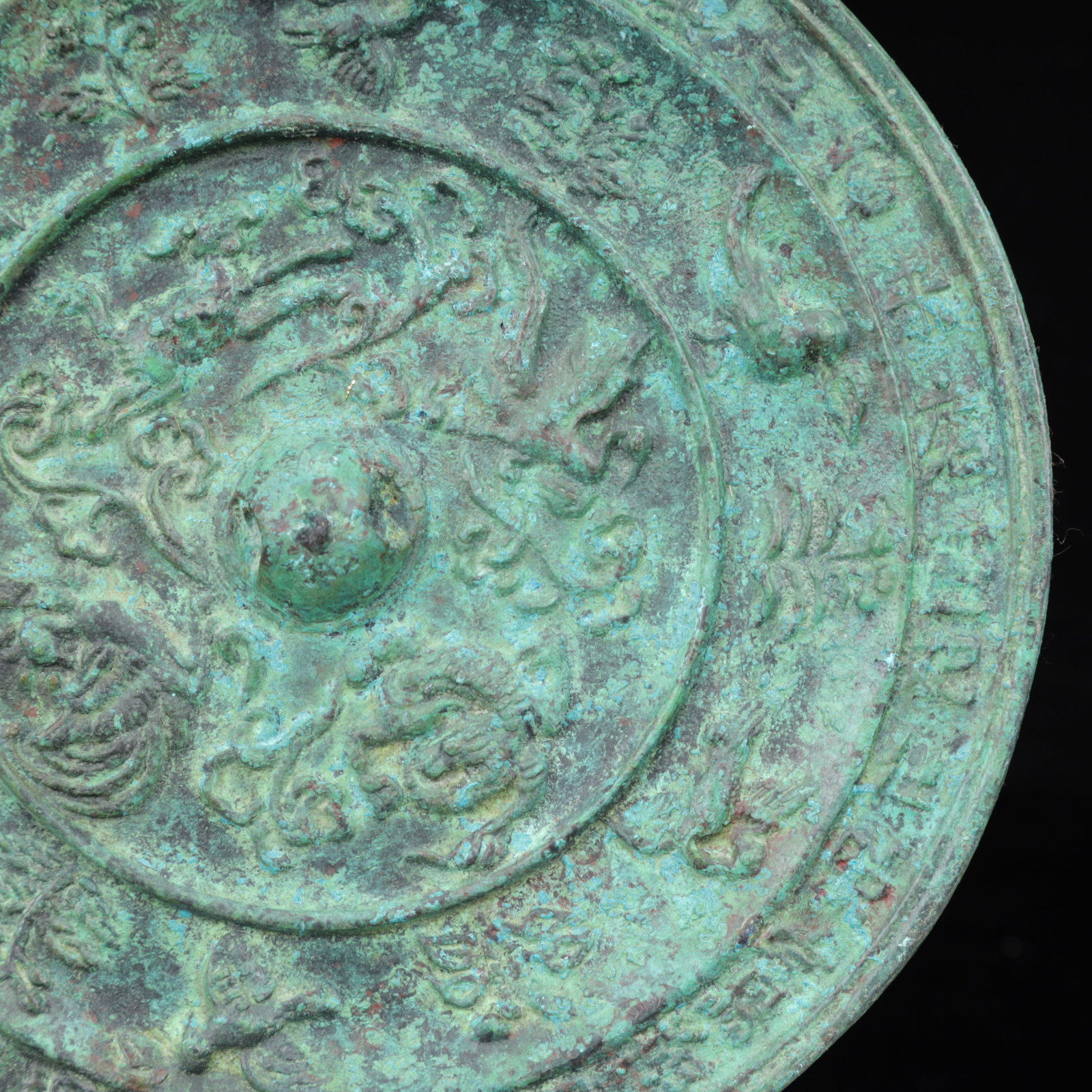 An Archaic Bronze Bats Pattern Round Mirror - 4