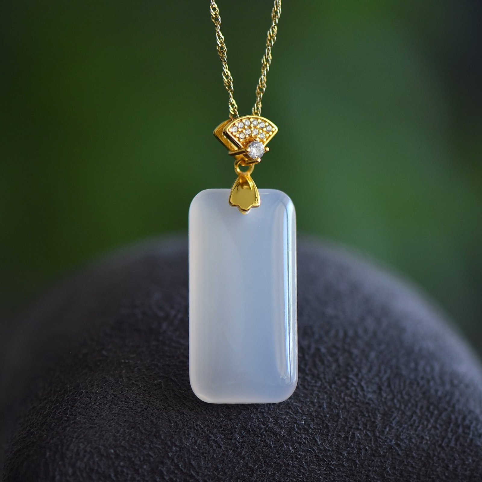 An Exquisite Sterling Silver-Gold Plated Inlaid White Agate Necklace,Inlaid Diamond: An Exquisite Sterling Silver-Gold Plated Inlaid White Agate Necklace,Inlaid Diamond,Size:14mmx29mm 纯银镀金镶白玛瑙项链,嵌钻