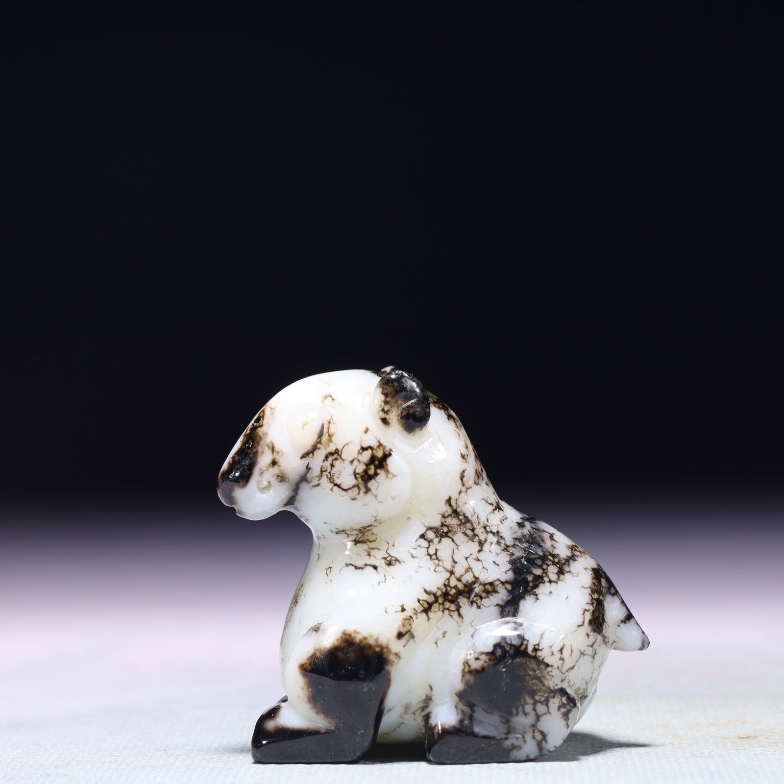 An Exquisite White Jade Beast Ornament: An Exquisite White Jade Beast Ornament,Qing Dynasty,China,Size:2inx1inx1.8in,Weight:102.5g 白玉兽摆件,中国清代