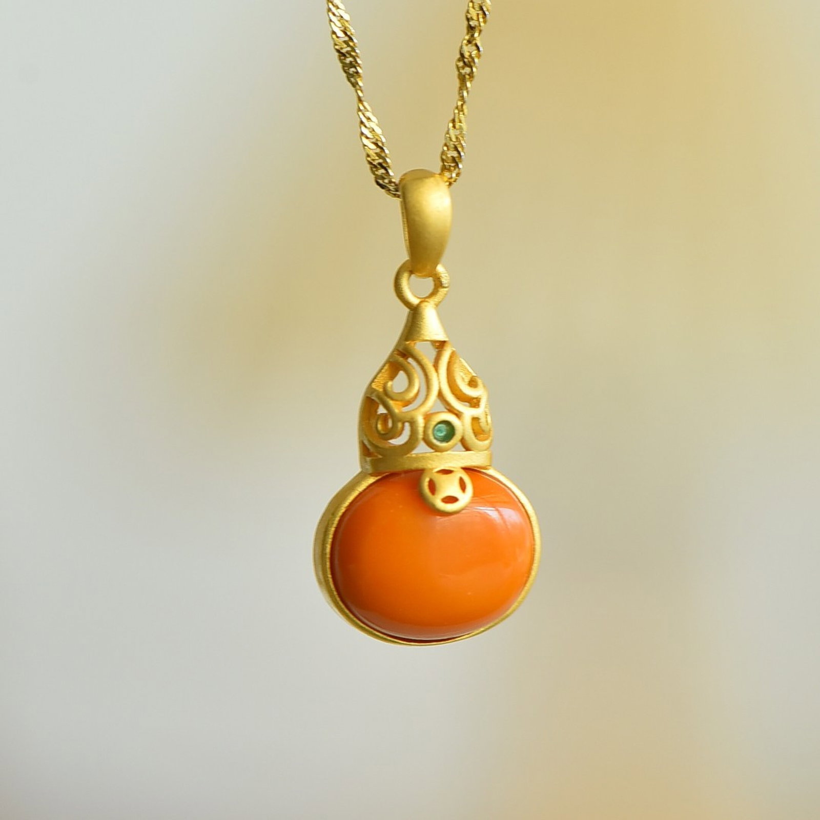 An Exquisite Sterling Silver-Gold Plated Inlaid Beeswax Necklace: An Exquisite Sterling Silver-Gold Plated Inlaid Beeswax Necklace,Size:12mmx10mm 纯银镀金镶蜜蜡项链