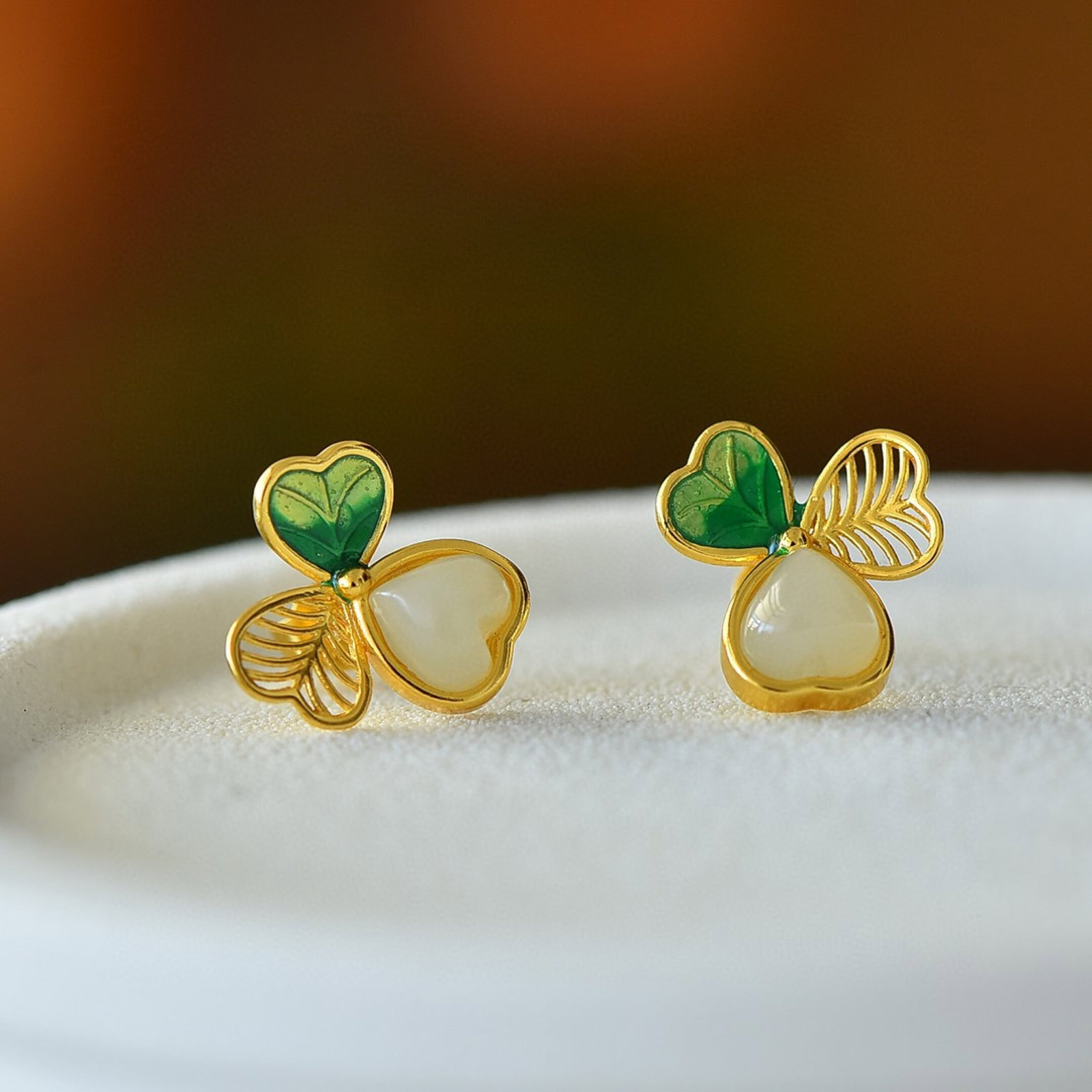 A Pair of Exquisite Sterling Silver-Gold Plated Inlaid White Jade Enamel Earrings: A Pair of Exquisite Sterling Silver-Gold Plated Inlaid White Jade Enamel Earrings,Size:6mmx6mm 一对纯银镀金镶白玉珐琅耳钉